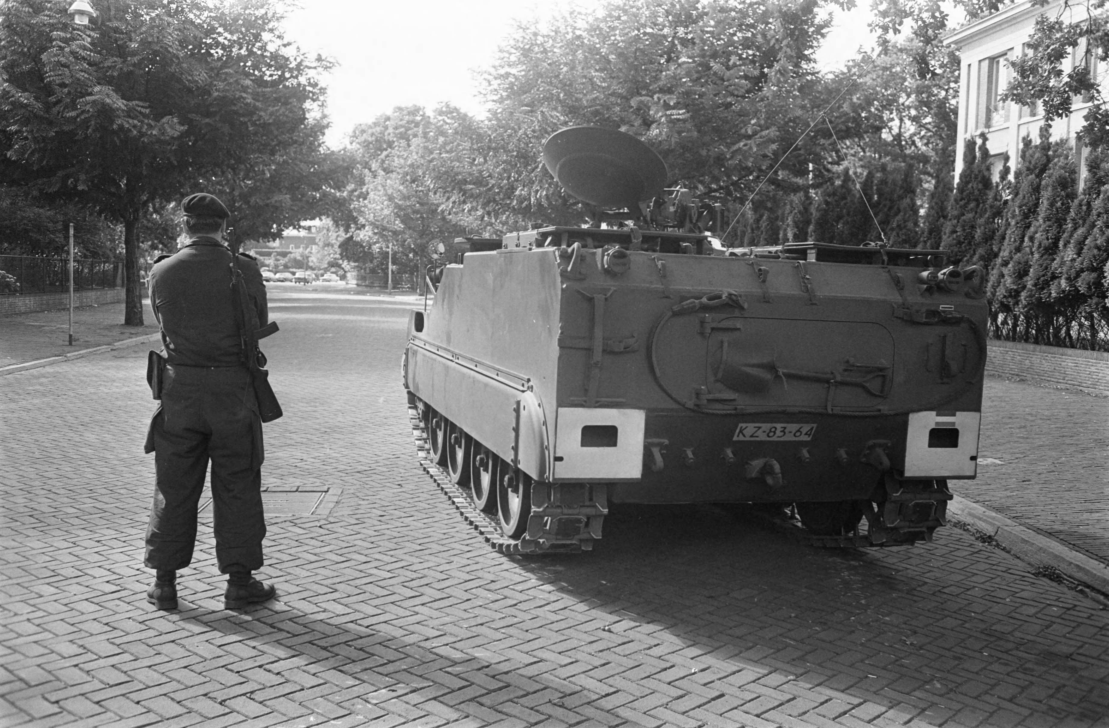 Fotocollectie Anefo — Indonesische ambassade, Den Haag wordt bewaakt; Marechaussee en een M113C&V pantserwagen van de Koninklijke Marechaussee houden de wacht — Foto: Koch, Eric / Anefo. Licentie: Set B: Rechtenvrij / Publiek Domein. Bron: Nationaal Archief. http://hdl.handle.net/10648/aba1b75c-d0b4-102d-bcf8-003048976d84