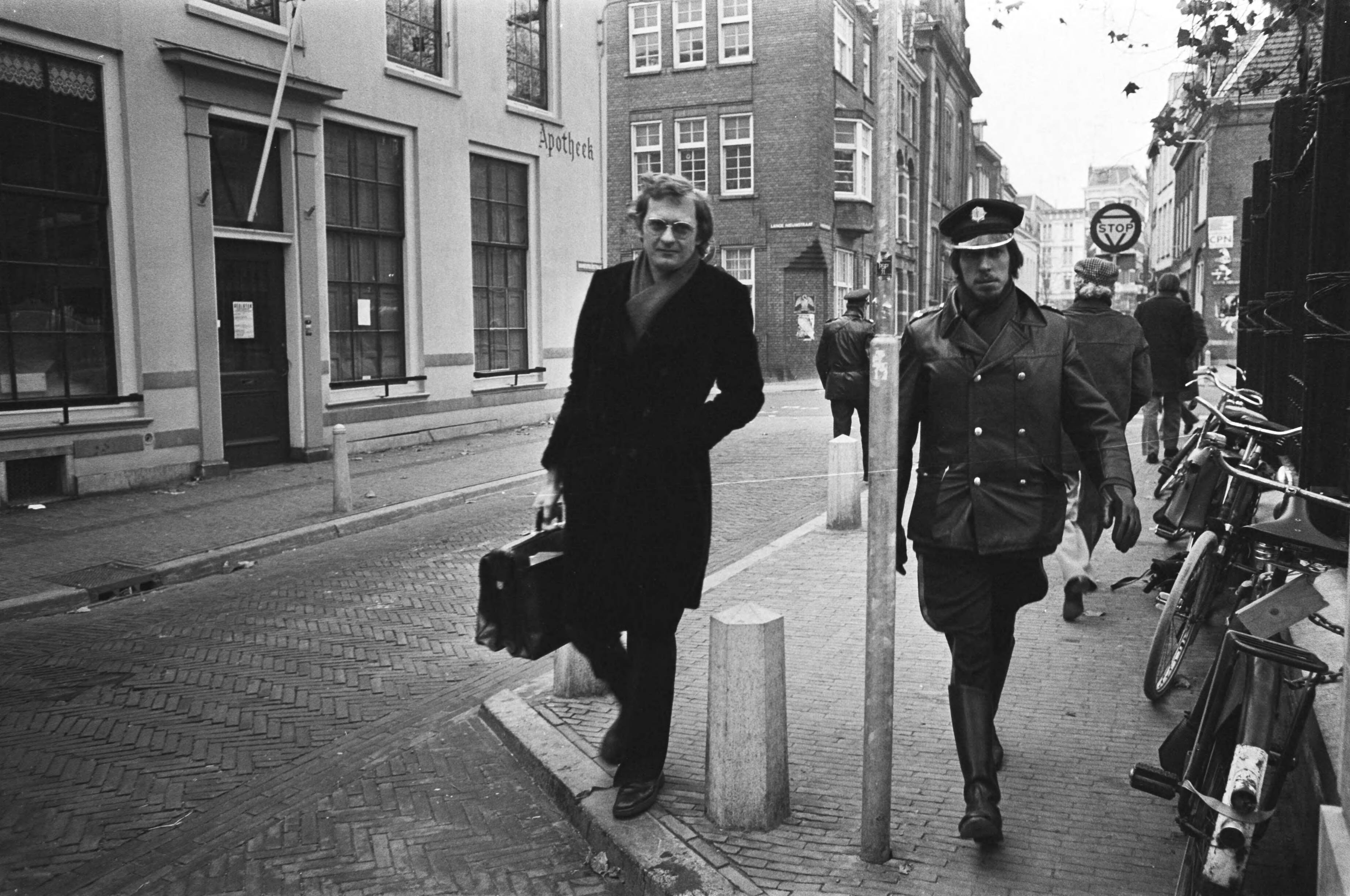Fotocollectie Anefo — Proces tegen RAF-lid Kurt Folkerts in Utrecht; verdedig Bakkers Schut bij aankomst — Foto: Peters, Hans / Anefo. Licentie: Set B: Rechtenvrij / Publiek Domein. Bron: Nationaal Archief. http://hdl.handle.net/10648/aca7b7b4-d0b4-102d-bcf8-003048976d84