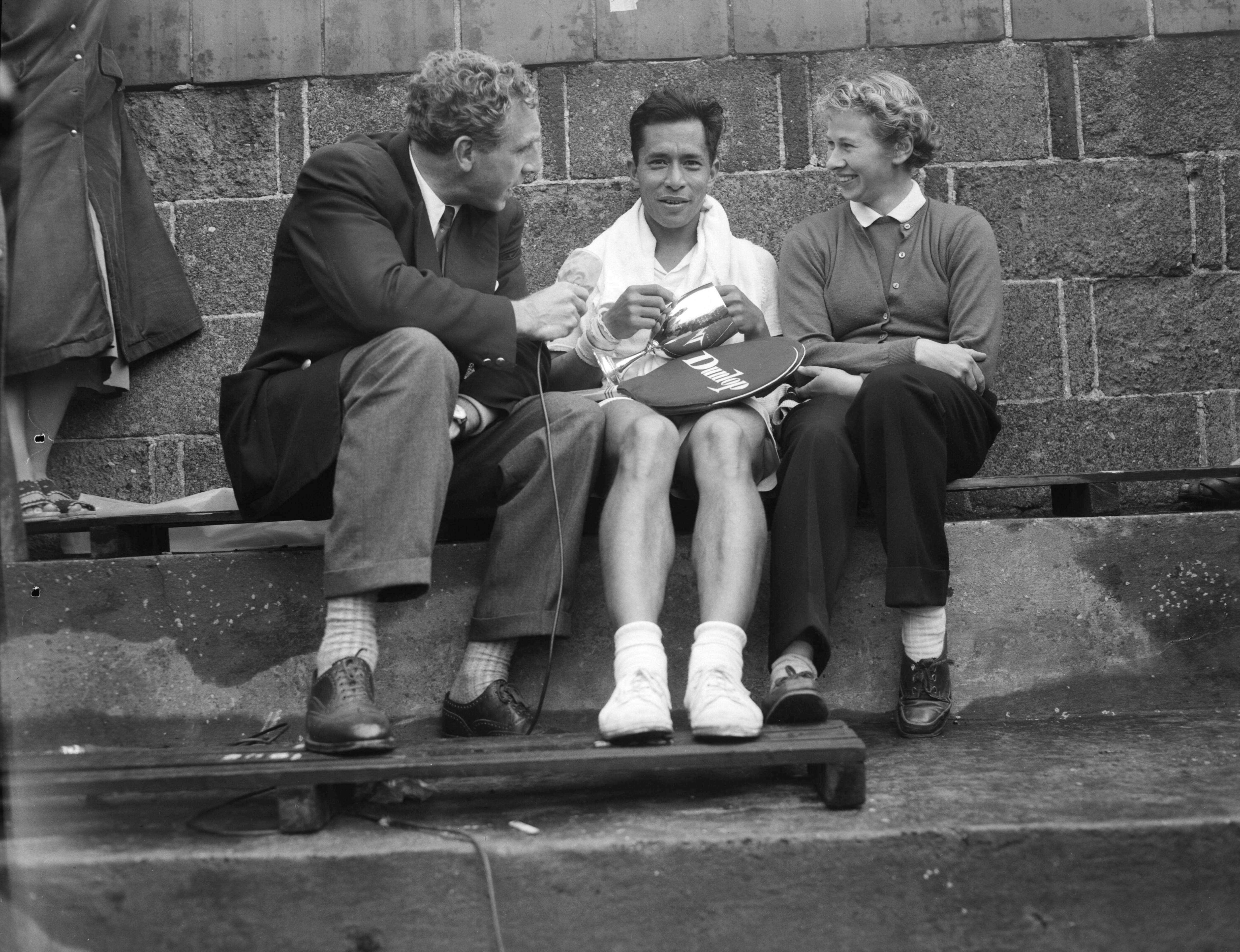 Fotocollectie Anefo — Nederlandse tenniskampioenschappen op de METS-banen. Winnaars heren en dames enkelspel Lex Karamoy en Jopie Roos-van de Wal worden geinterviewd door televisie-verslaggever Hans van Swol — Foto: Noske, J.D. / Anefo. Licentie: Set B: Rechtenvrij / Publiek Domein. Bron: Nationaal Archief. http://hdl.handle.net/10648/a94d87f6-d0b4-102d-bcf8-003048976d84