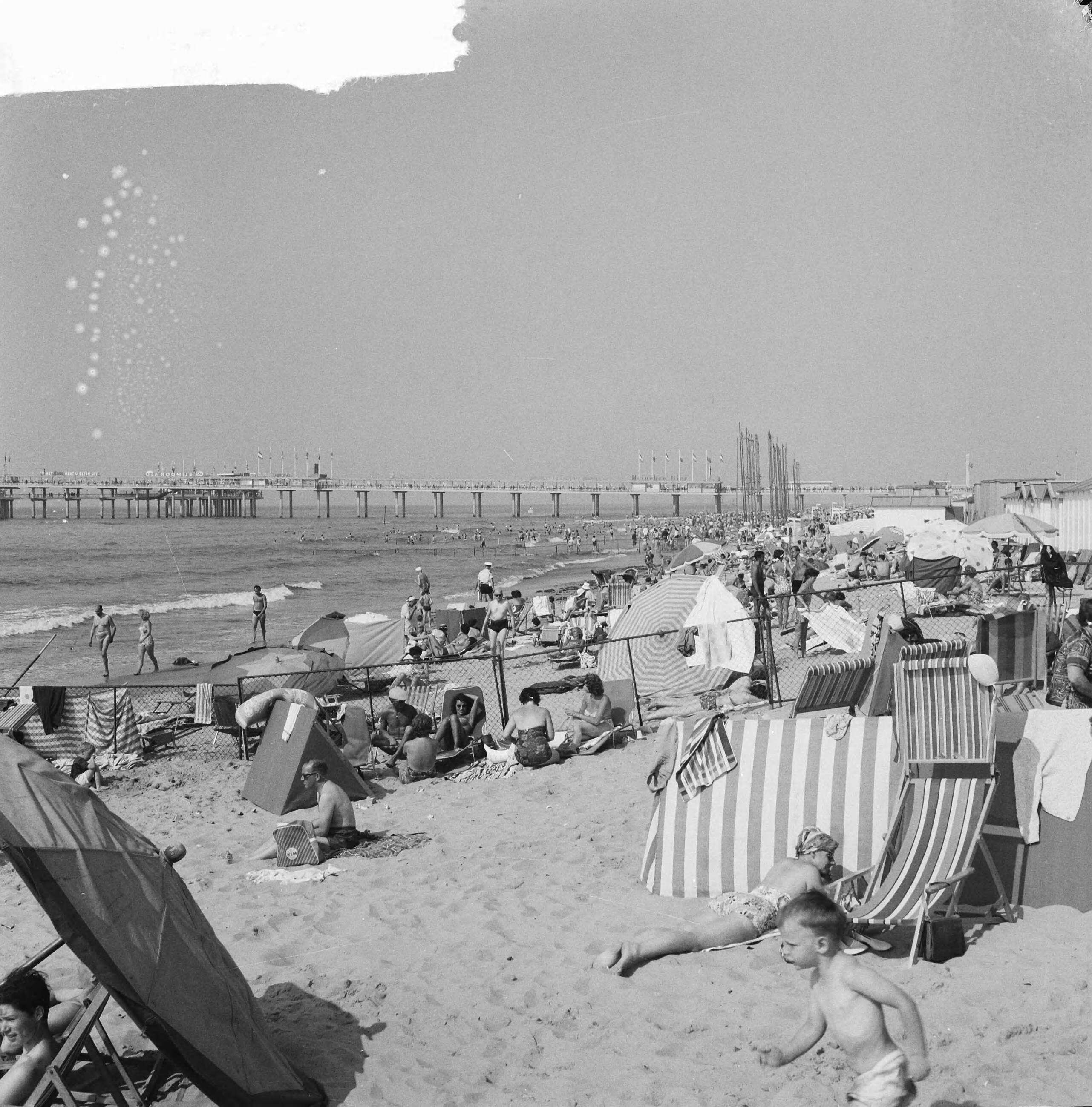 Fotocollectie Anefo — Drukte op Scheveningen — Foto: Lindeboom, Henk / Anefo. Licentie: Set B: Rechtenvrij / Publiek Domein. Bron: Nationaal Archief. http://hdl.handle.net/10648/a9dadf52-d0b4-102d-bcf8-003048976d84