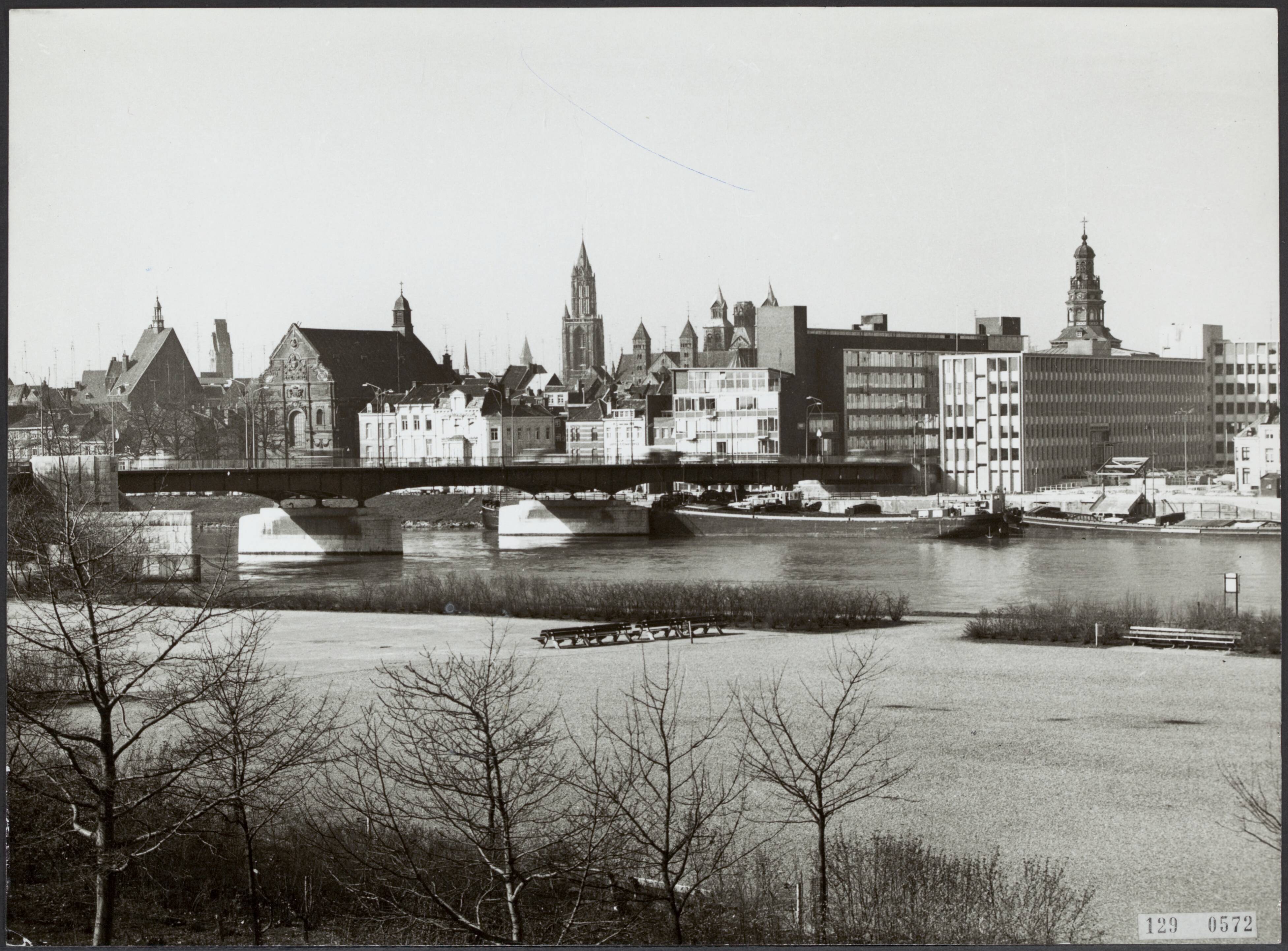 Steden [RVD] — Gezicht op Maastricht — Foto: Lahaye, Frans. Licentie: Set B: Rechtenvrij / Publiek Domein. Bron: Nationaal Archief. http://hdl.handle.net/10648/af471a0a-d0b4-102d-bcf8-003048976d84