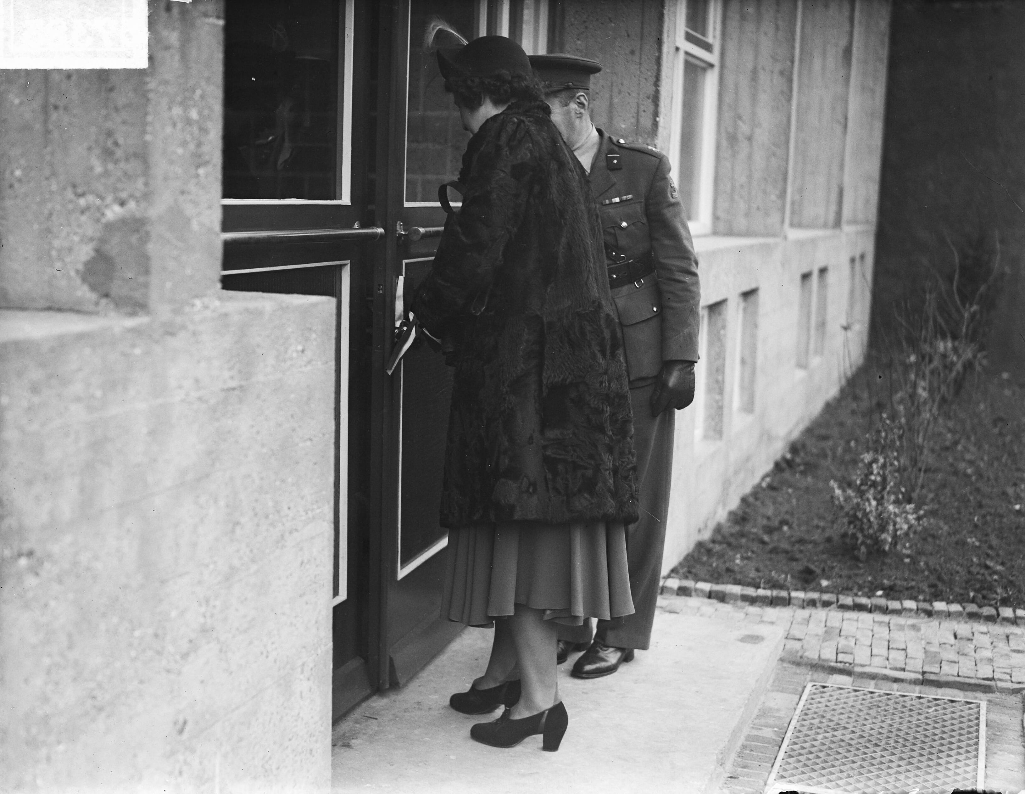 25-jarig jubileum COAK Middelburg — 25 jarig jubileum COAK Middelburg. Mevrouw J Potteboom, echtgenote van de commandant opent de Kazerne — Foto: Oorschot, […] van / Anefo. Licentie: Set B: Rechtenvrij / Publiek Domein. Bron: Nationaal Archief. http://hdl.handle.net/10648/a8d1eea2-d0b4-102d-bcf8-003048976d84