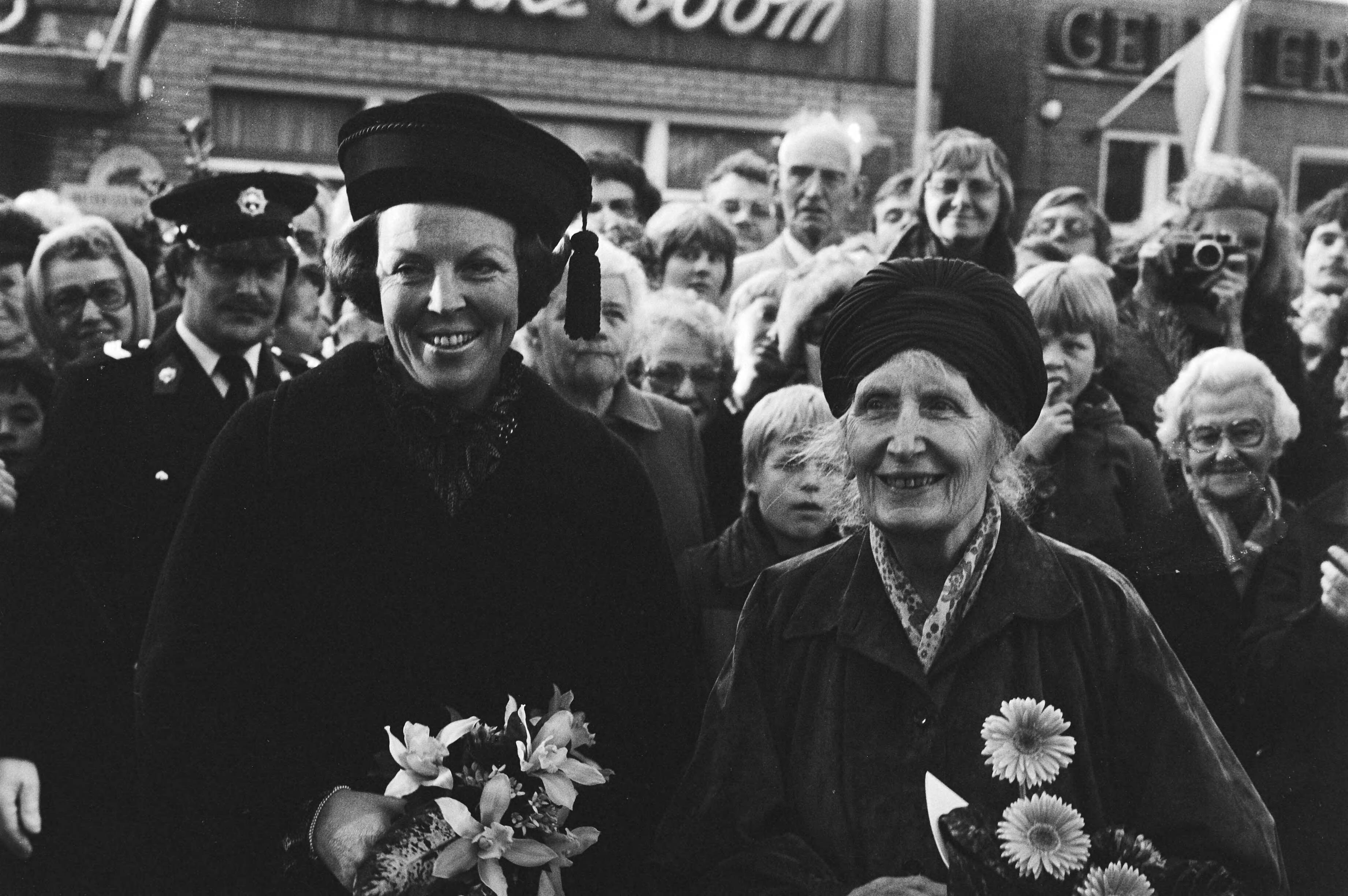 Onthulling in Bergen door prinses Beatrix van het beeld van Adriaan Roland Holst — Prinses Beatrix en mevrouw A. Andriessen-Koot — Foto: Croes, Rob C. / Anefo. Licentie: Set B: Rechtenvrij / Publiek Domein. Bron: Nationaal Archief. http://hdl.handle.net/10648/acd35b80-d0b4-102d-bcf8-003048976d84
