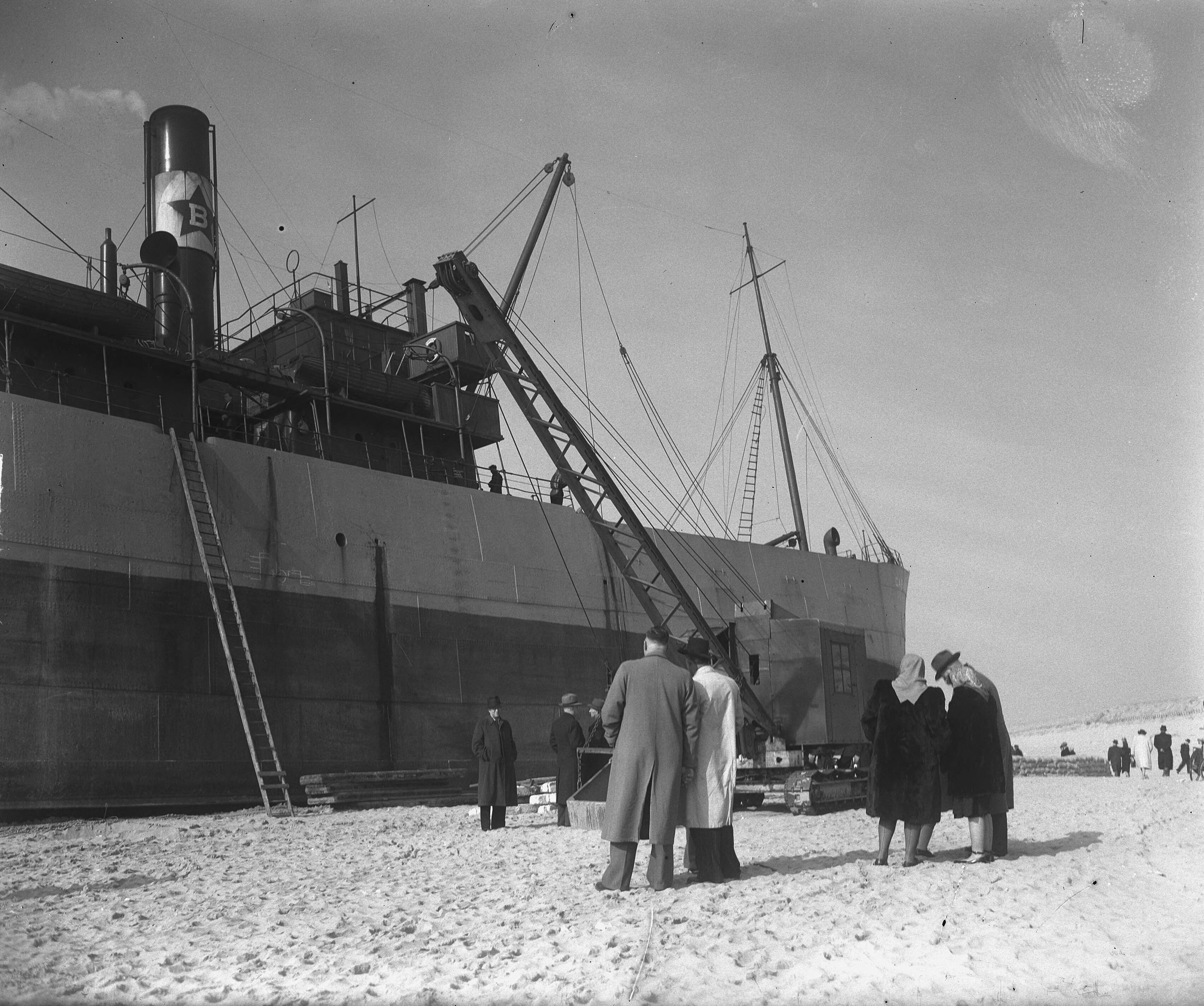 Fotocollectie Anefo — Kraanwagens bij schip C.A. Banck op strand Bloemendaal — Foto: Merk, Ben / Anefo. Licentie: Set B: Rechtenvrij / Publiek Domein. Bron: Nationaal Archief. http://hdl.handle.net/10648/a8c52ef6-d0b4-102d-bcf8-003048976d84