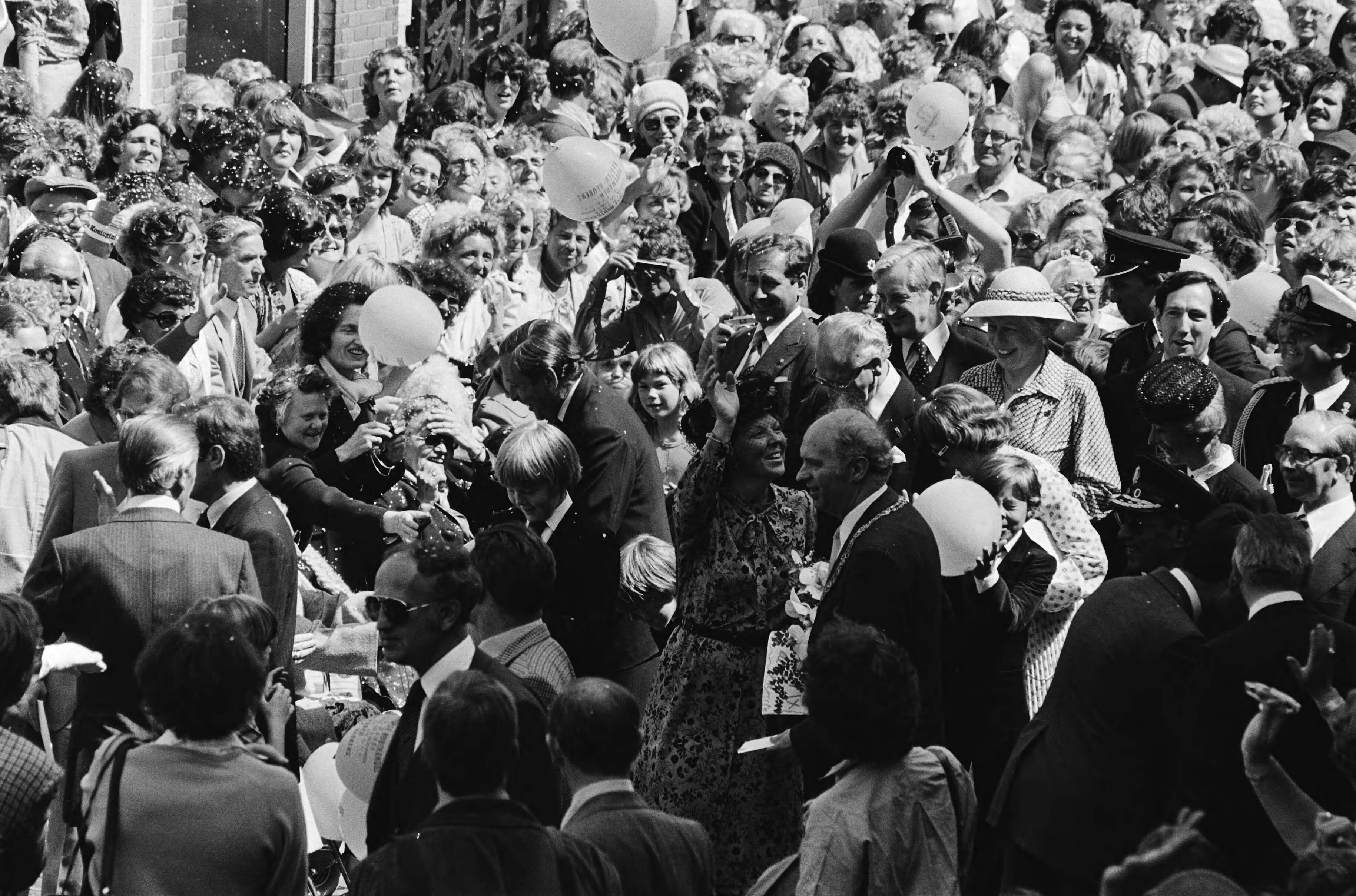 Fotocollectie Anefo — Intocht Koningin Beatrix in Den Haag in open caleche; overzicht drukte tijdens wandeling Koninklijke familie in Scheveningen — Foto: Croes, Rob C. / Anefo. Licentie: Set B: Rechtenvrij / Publiek Domein. Bron: Nationaal Archief. http://hdl.handle.net/10648/ace0dcec-d0b4-102d-bcf8-003048976d84