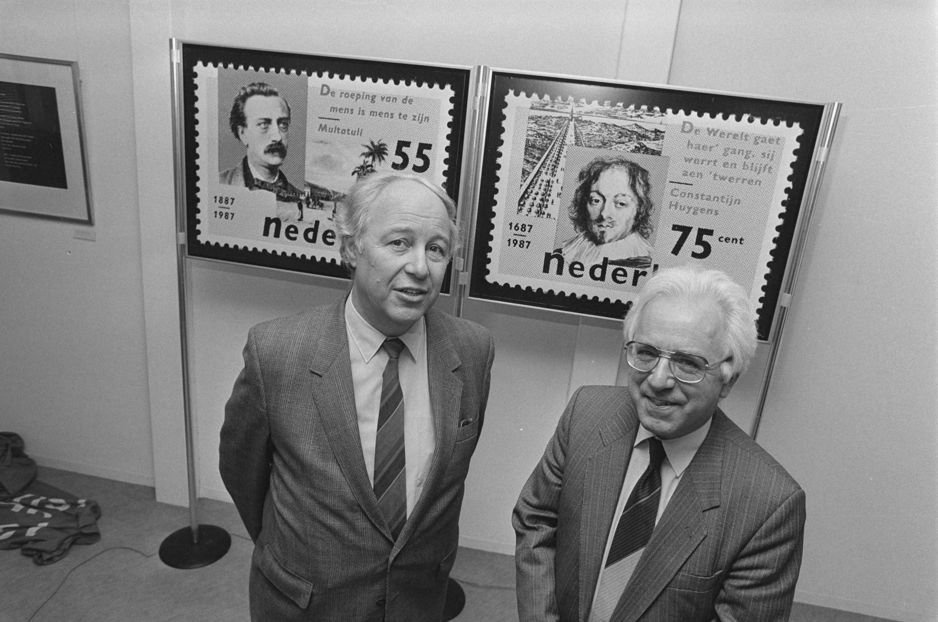 Fotocollectie Anefo — Presentatie literatuurpostzegels (Huygens en Multatuli) in Den Haag ; voorz. Multatuligenootschap prof. Van de Berg (l) en voorz. Comite Const. Huygens , prof. — Foto: Bogaerts, Rob / Anefo. Licentie: Set B: Rechtenvrij / Publiek Domein. Bron: Nationaal Archief. http://hdl.handle.net/10648/ad5dba32-d0b4-102d-bcf8-003048976d84
