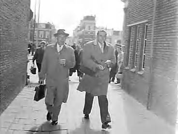 Fotocollectie Anefo — Leeuwarden. Proces gifmoord dr. O.: links adjunct K. Nauta , rechts brigadier J. J. Ursem — Foto: Rossem, Wim van / Anefo. Licentie: Set B: Rechtenvrij / Publiek Domein. Bron: Nationaal Archief. http://hdl.handle.net/10648/a9ad37b4-d0b4-102d-bcf8-003048976d84