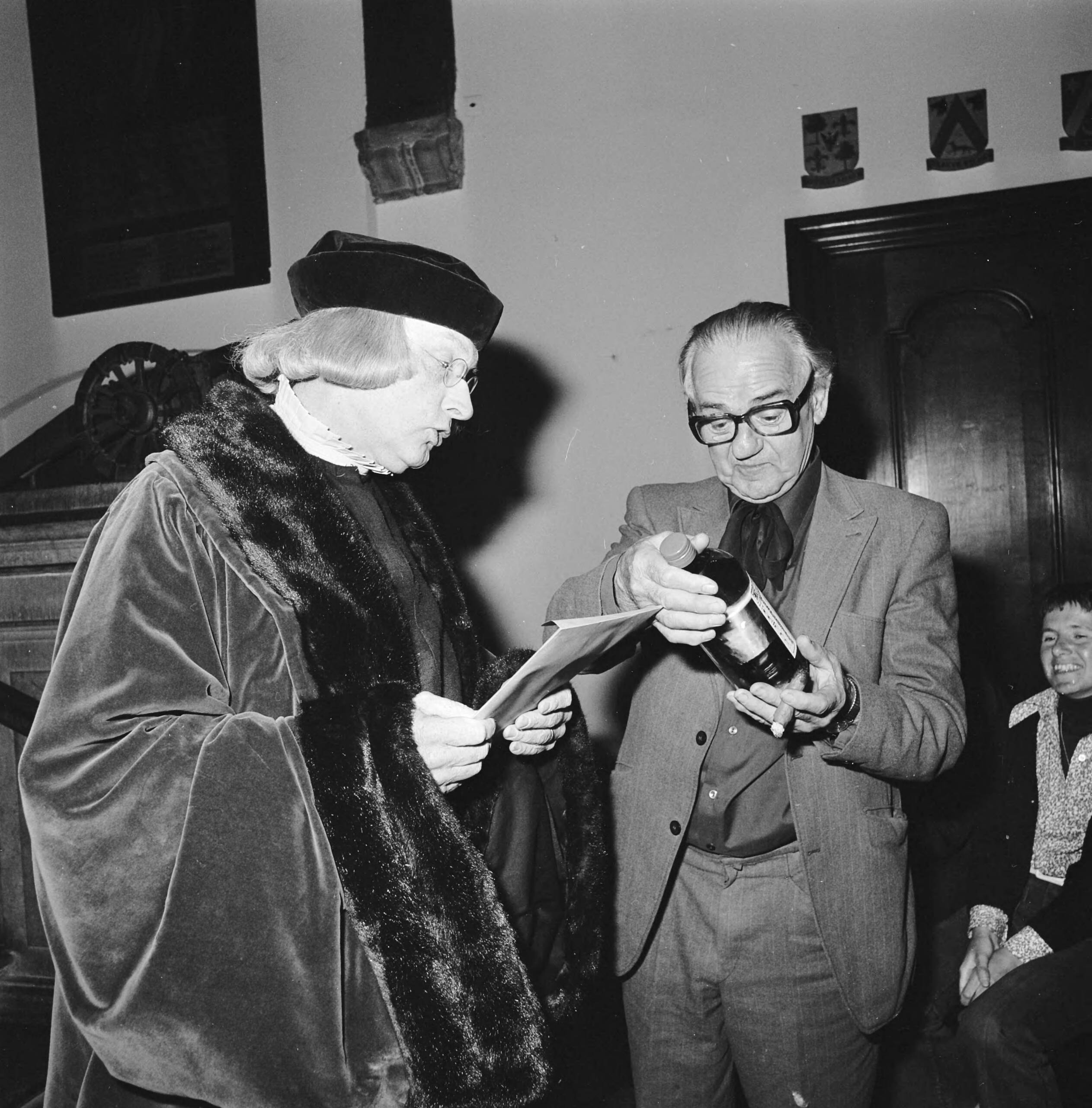 Fotocollectie Anefo — Laurens Janszn. Costerprijs voor uitgever Geert van Oorschot in Haarlem; Van Oorschot en Laurens Jansz. Coster — Foto: Croes, Rob C. / Anefo. Licentie: Set B: Rechtenvrij / Publiek Domein. Bron: Nationaal Archief. http://hdl.handle.net/10648/ac9d0dbe-d0b4-102d-bcf8-003048976d84