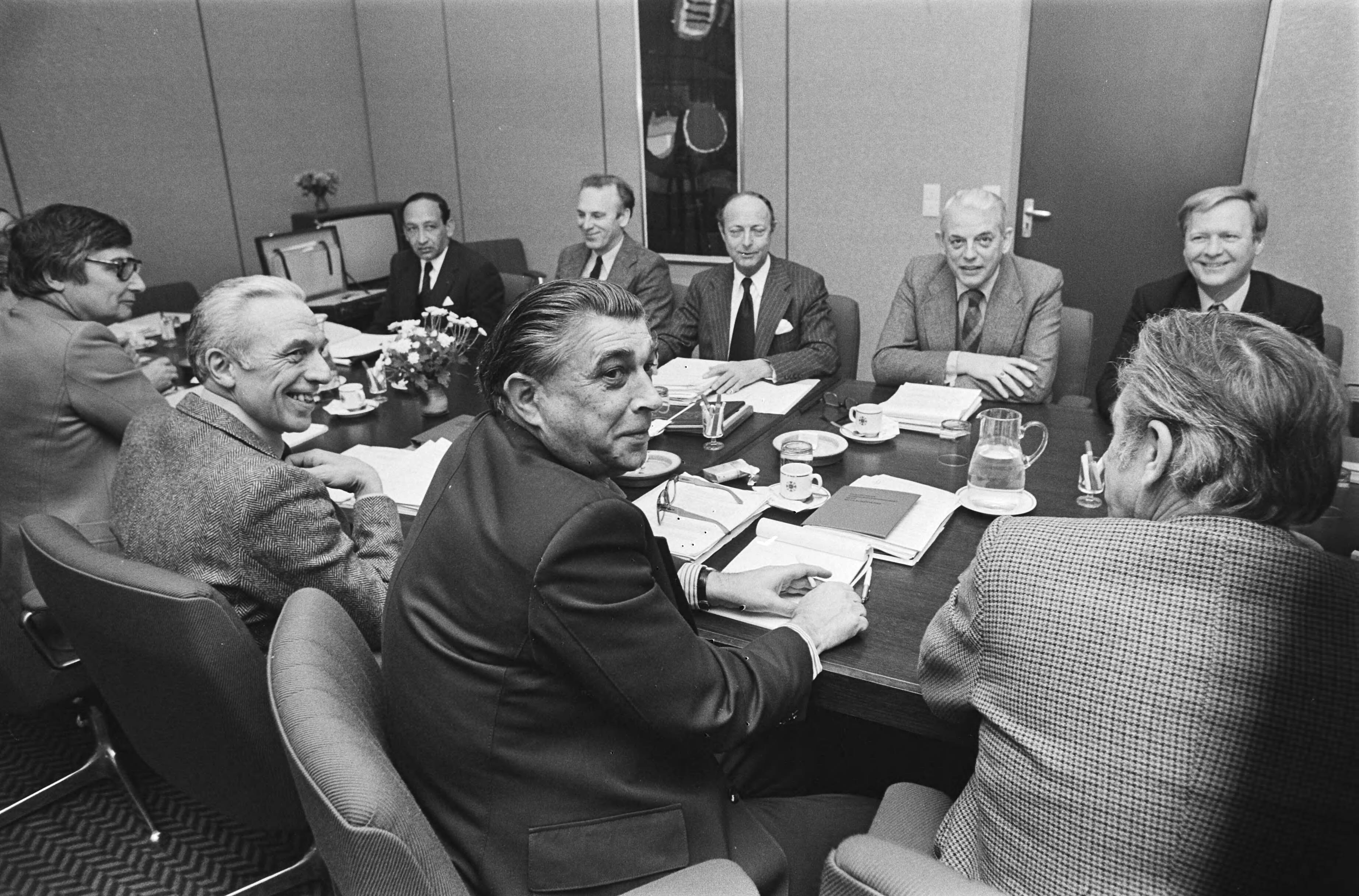 Fotocollectie Anefo — Zoetermeer, CAo-onderhandeling metaal; voorzitter werknem Wamsteker (voorgrond) tegenover werkgevers — Foto: Suyk, Koen / Anefo. Licentie: Set B: Rechtenvrij / Publiek Domein. Bron: Nationaal Archief. http://hdl.handle.net/10648/acc3465a-d0b4-102d-bcf8-003048976d84
