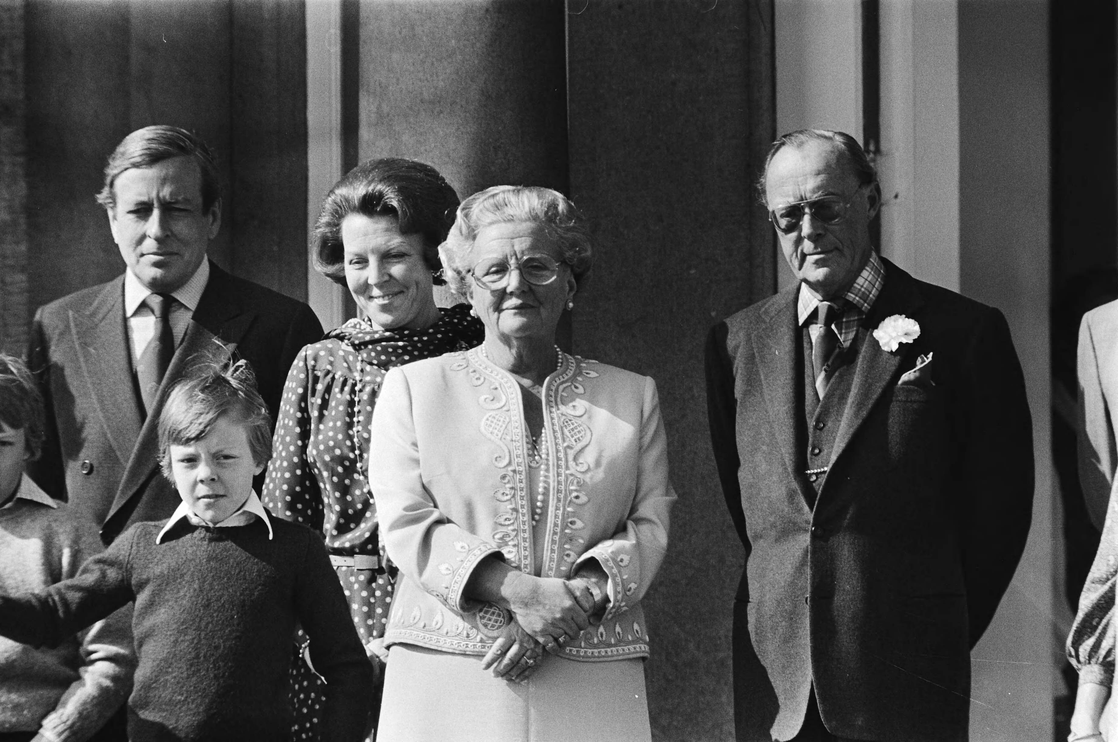 Defilé Soestdijk — Op het bordes — Foto: Croes, Rob C. / Anefo. Licentie: Set B: Rechtenvrij / Publiek Domein. Bron: Nationaal Archief. http://hdl.handle.net/10648/acc943de-d0b4-102d-bcf8-003048976d84
