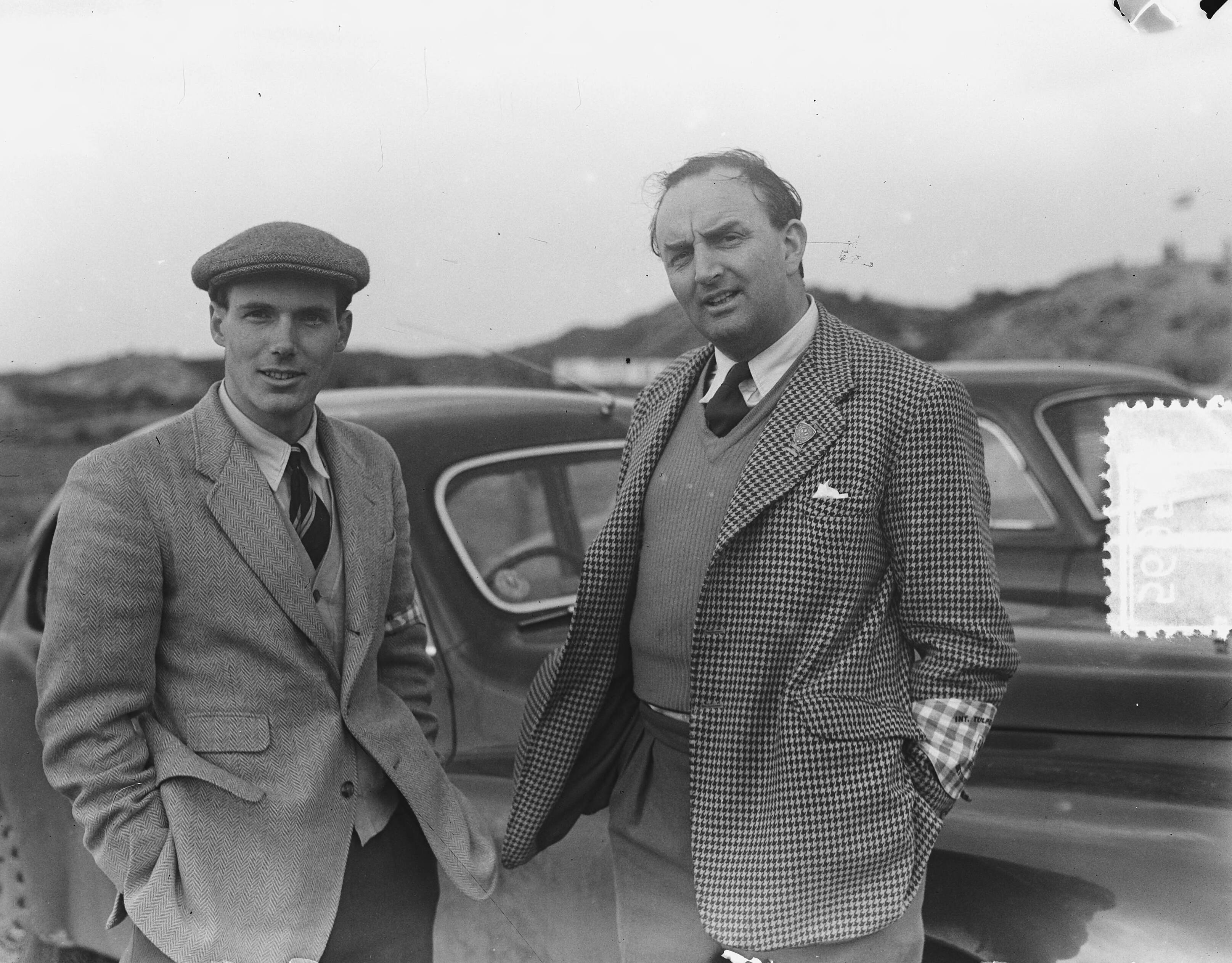 Fotocollectie Anefo — Tulpenrallye. Beslissingsrit op het circuit van Zandvoort. De winnaars M. Porter en J.W.E. Banks — Foto: Pot, Harry / Anefo. Licentie: Set B: Rechtenvrij / Publiek Domein. Bron: Nationaal Archief. http://hdl.handle.net/10648/a90b30fe-d0b4-102d-bcf8-003048976d84