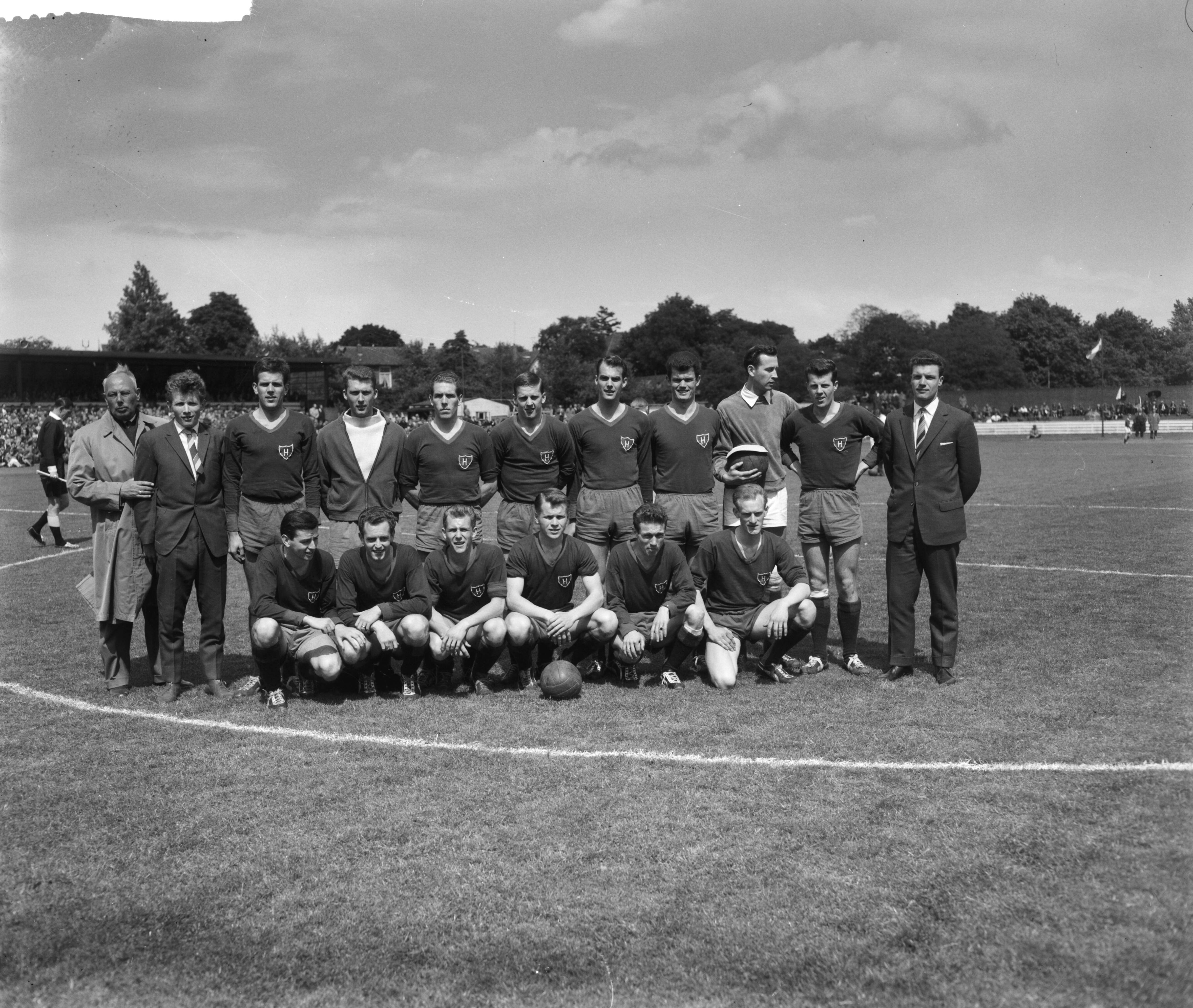 Fotocollectie Anefo — Voetbal. Hilversum tegen Haarlem 2-1. Elftal van Haarlem — Foto: Lindeboom, Henk / Anefo. Licentie: Set B: Rechtenvrij / Publiek Domein. Bron: Nationaal Archief. http://hdl.handle.net/10648/a9d6820e-d0b4-102d-bcf8-003048976d84
