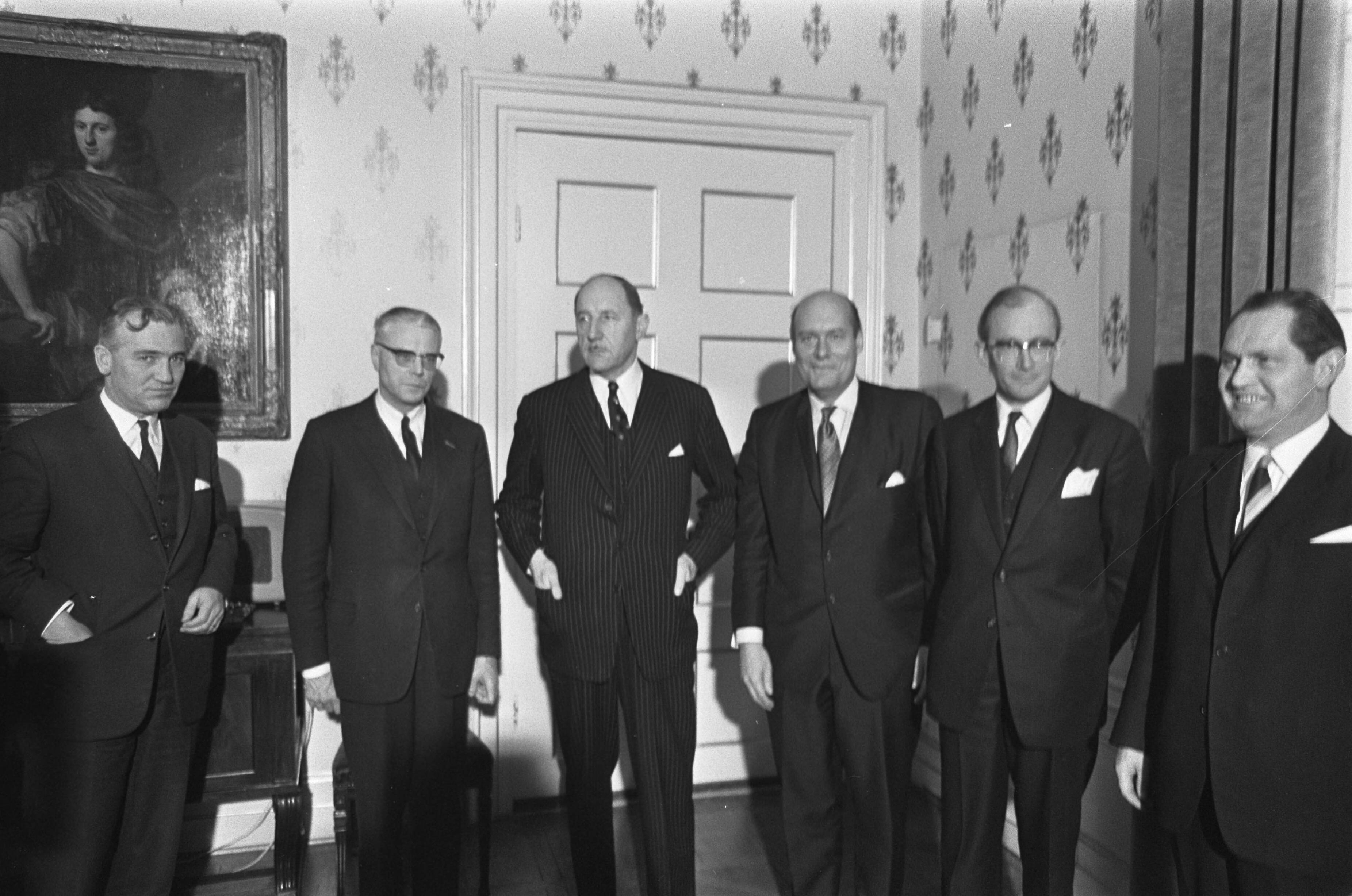 Fotocollectie Anefo — Amerikaanse Staatssecretaris van Buitenlandse Zaken Katzenbach in Den Haag . Zijlstra, Luns, Katzenbach en Witteveen — Foto: Nijs, Jac. de / Anefo. Licentie: Set B: Rechtenvrij / Publiek Domein. Bron: Nationaal Archief. http://hdl.handle.net/10648/ab319238-d0b4-102d-bcf8-003048976d84