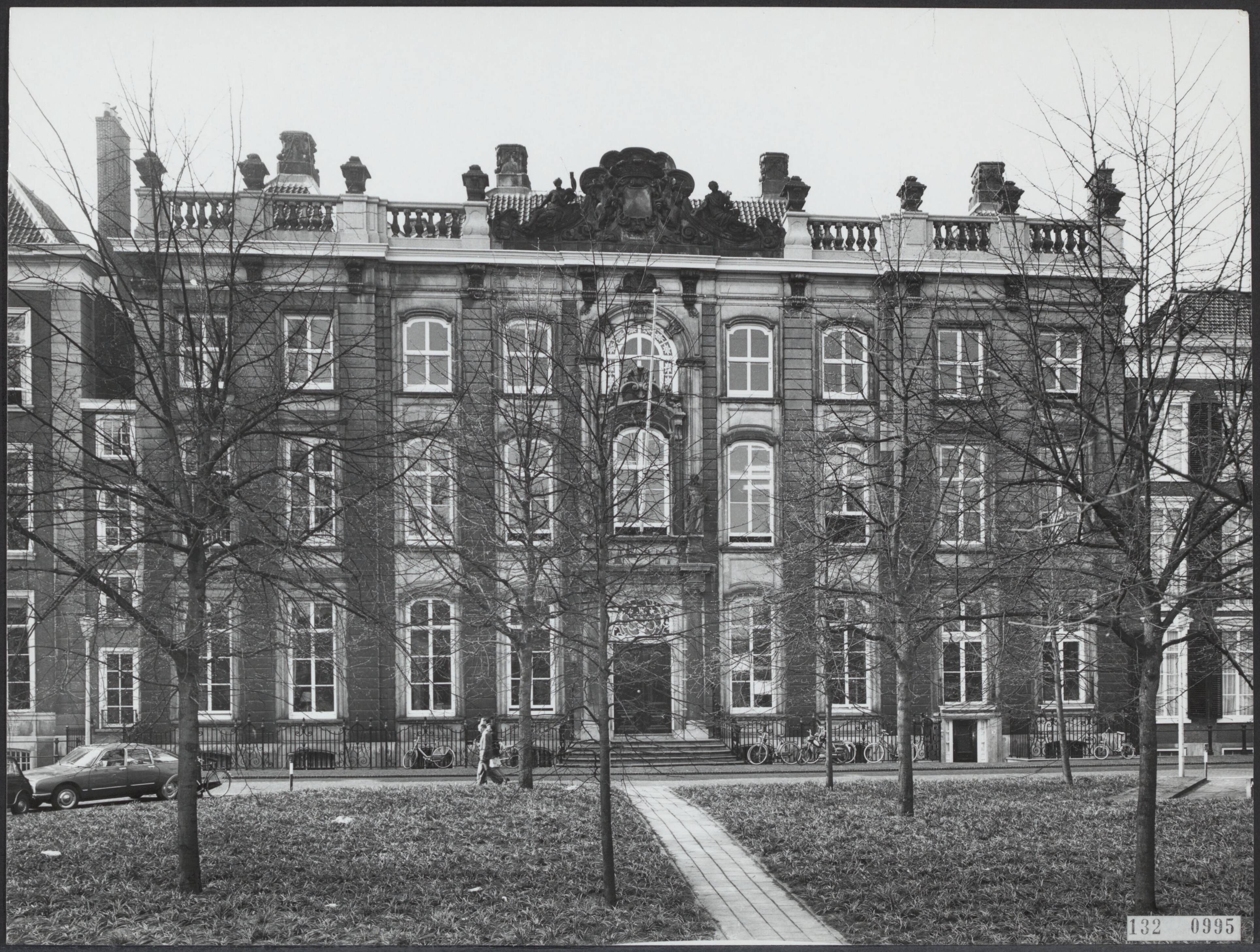 Fotocollectie Rijksvoorlichtingsdienst Eigen — Koninklijke Bibliotheek te Den Haag — Foto: Fotodienst Gemeente Den Haag. Licentie: Set B: Rechtenvrij / Publiek Domein. Bron: Nationaal Archief. http://hdl.handle.net/10648/af558f0e-d0b4-102d-bcf8-003048976d84