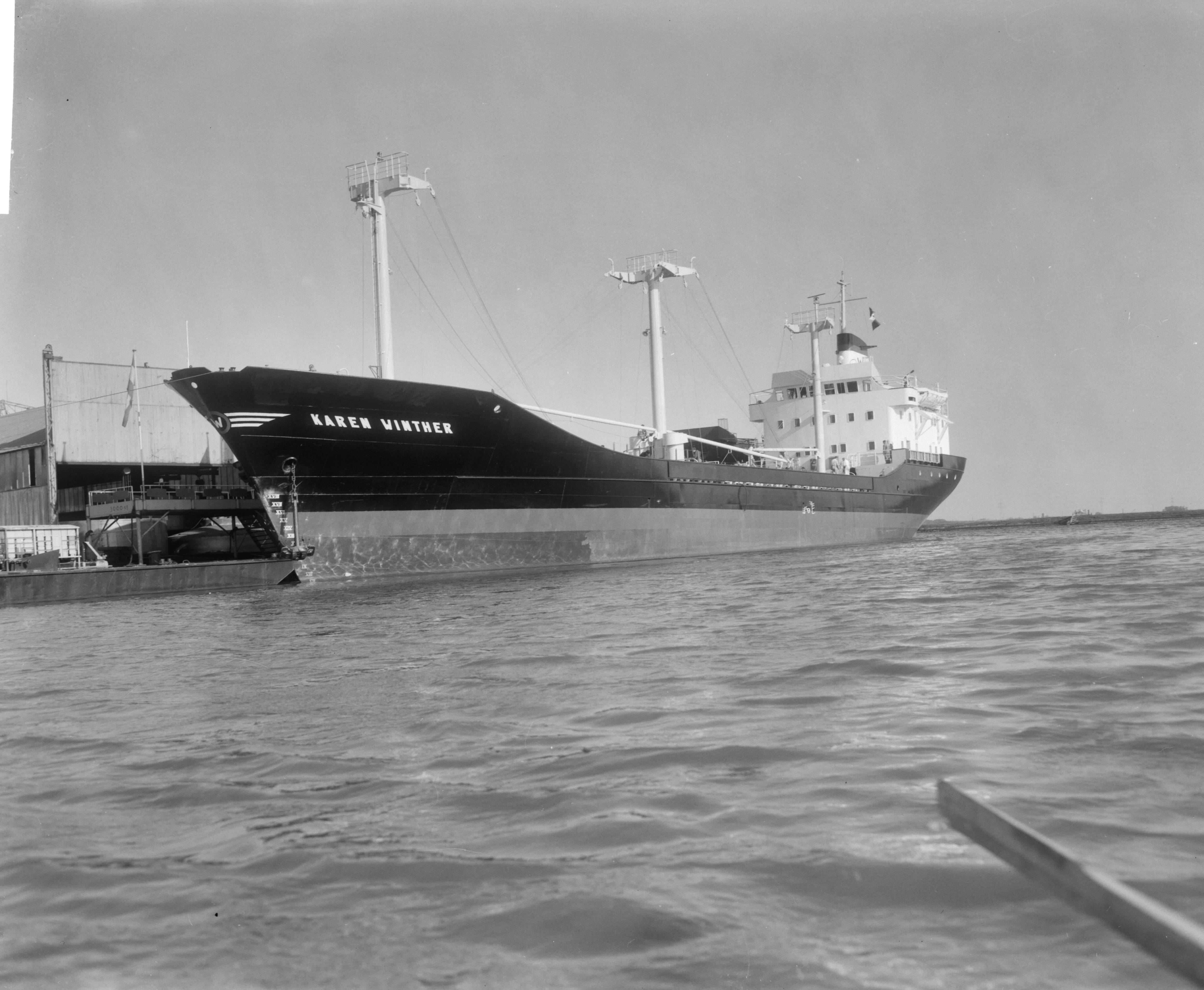 Tewaterlating motorschip "Karin Winther", gebouwd door de Zaanlandse Scheepsbouw Maatschappij te Zaandam, in opdracht van E. Winther, Hellerup, Denemarken — Zaandam|Noord-Holland|tewaterlatingen |plechtigheden |schepen|Zaanlandse Scheepsbouw Maatschappij |Karin Winther — Foto: Bilsen, Joop van / Anefo. Licentie: Set B: Rechtenvrij / Publiek Domein. Bron: Nationaal Archief. http://hdl.handle.net/10648/aac8177c-d0b4-102d-bcf8-003048976d84