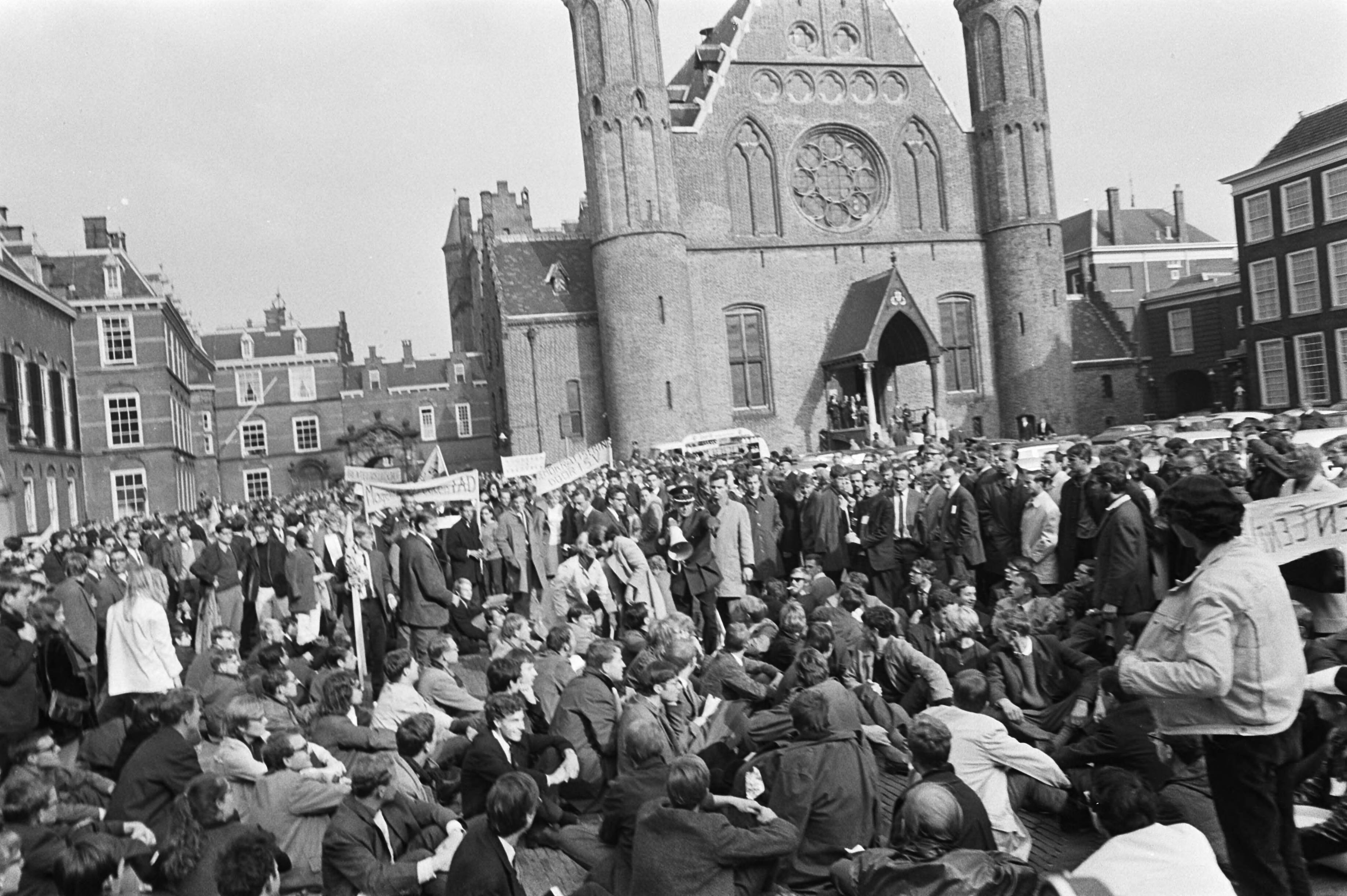 Studentendemonstratie inzake studietoelage, optocht van Amsterdam naar Den Haag — Studenten arriveren met spandoeken op het Haagse Binnenhof — Foto: Fotograaf Onbekend / Anefo. Licentie: Set B: Rechtenvrij / Publiek Domein. Bron: Nationaal Archief. http://hdl.handle.net/10648/aafe611a-d0b4-102d-bcf8-003048976d84