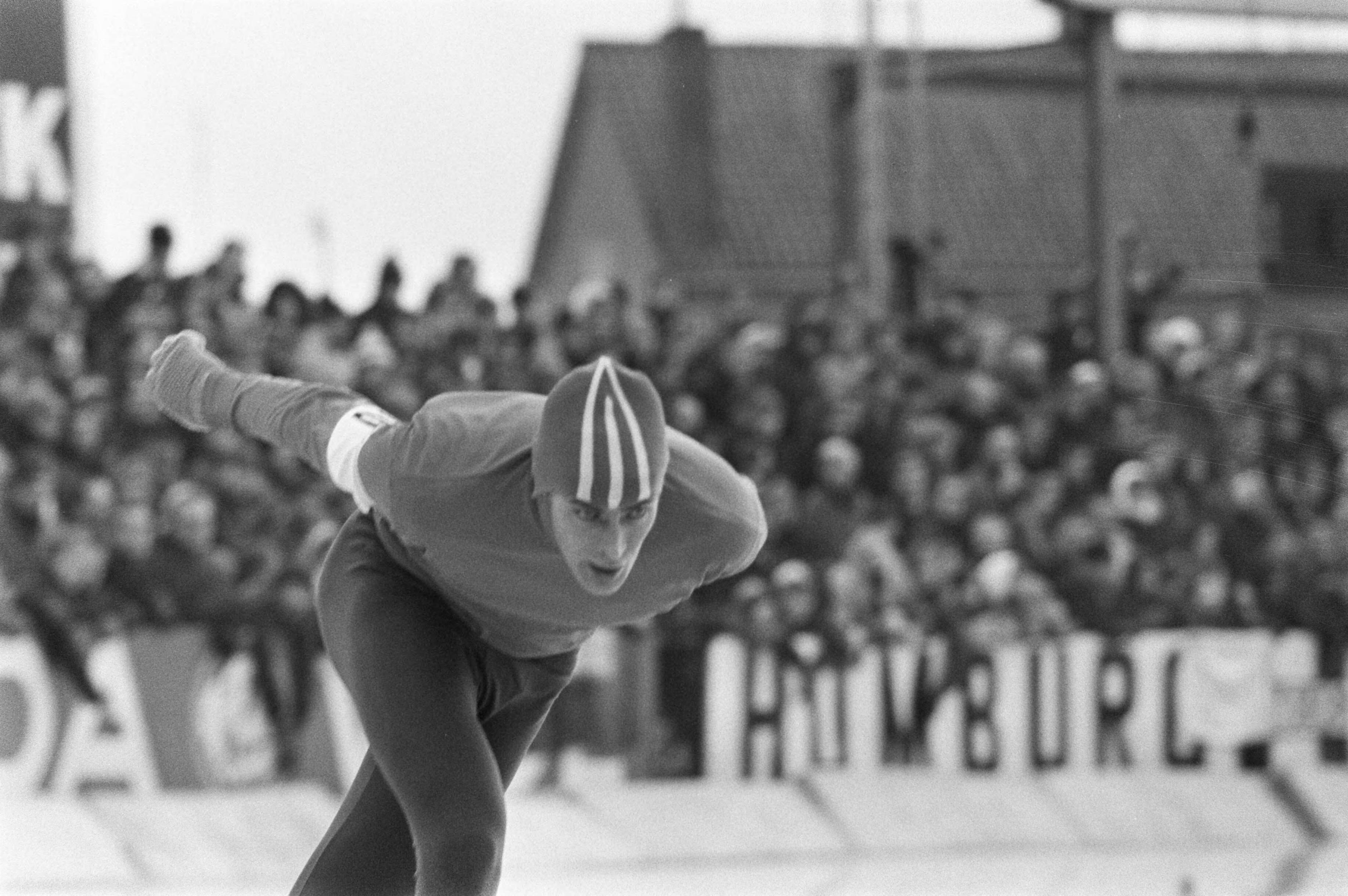 Nederlandse kampioenschappen schaatsen dames en heren te Deventer. — Nederlandse kampioenschappen schaatsen dames en heren te Deventer. Schenk — Foto: Fotograaf Onbekend / Anefo. Licentie: Set B: Rechtenvrij / Publiek Domein. Bron: Nationaal Archief. http://hdl.handle.net/10648/ab88e04c-d0b4-102d-bcf8-003048976d84