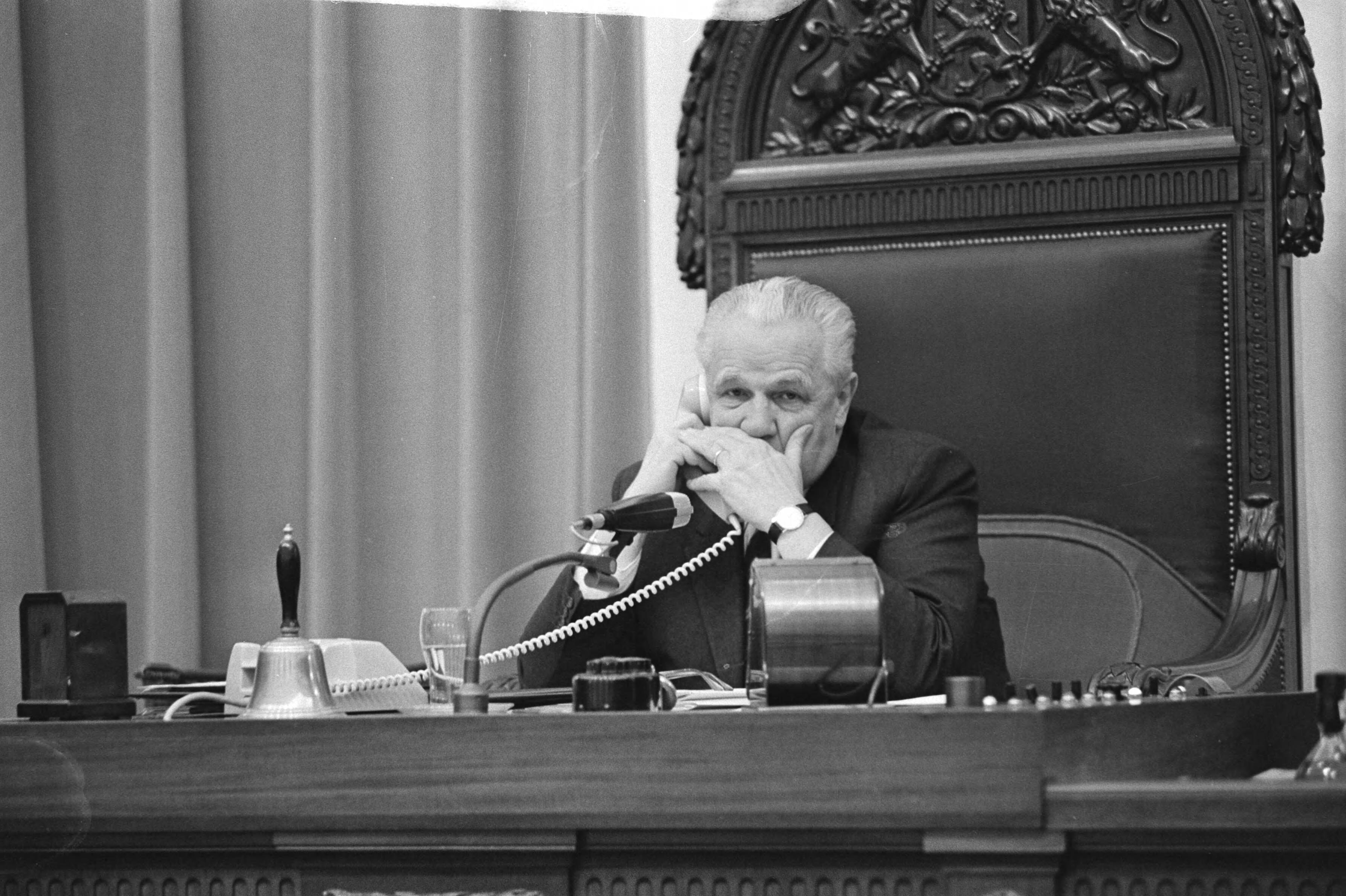 Fotocollectie Anefo — Tweede Kamer behandelt brieven van ministerie van Sociale Zaken, Economische Zaken en Volkshuisvesting m.b.t. Oost-Groningen; nr. 9, 10: Van Thiel / — Foto: Mieremet, Rob / Anefo. Licentie: Set B: Rechtenvrij / Publiek Domein. Bron: Nationaal Archief. http://hdl.handle.net/10648/abb19672-d0b4-102d-bcf8-003048976d84