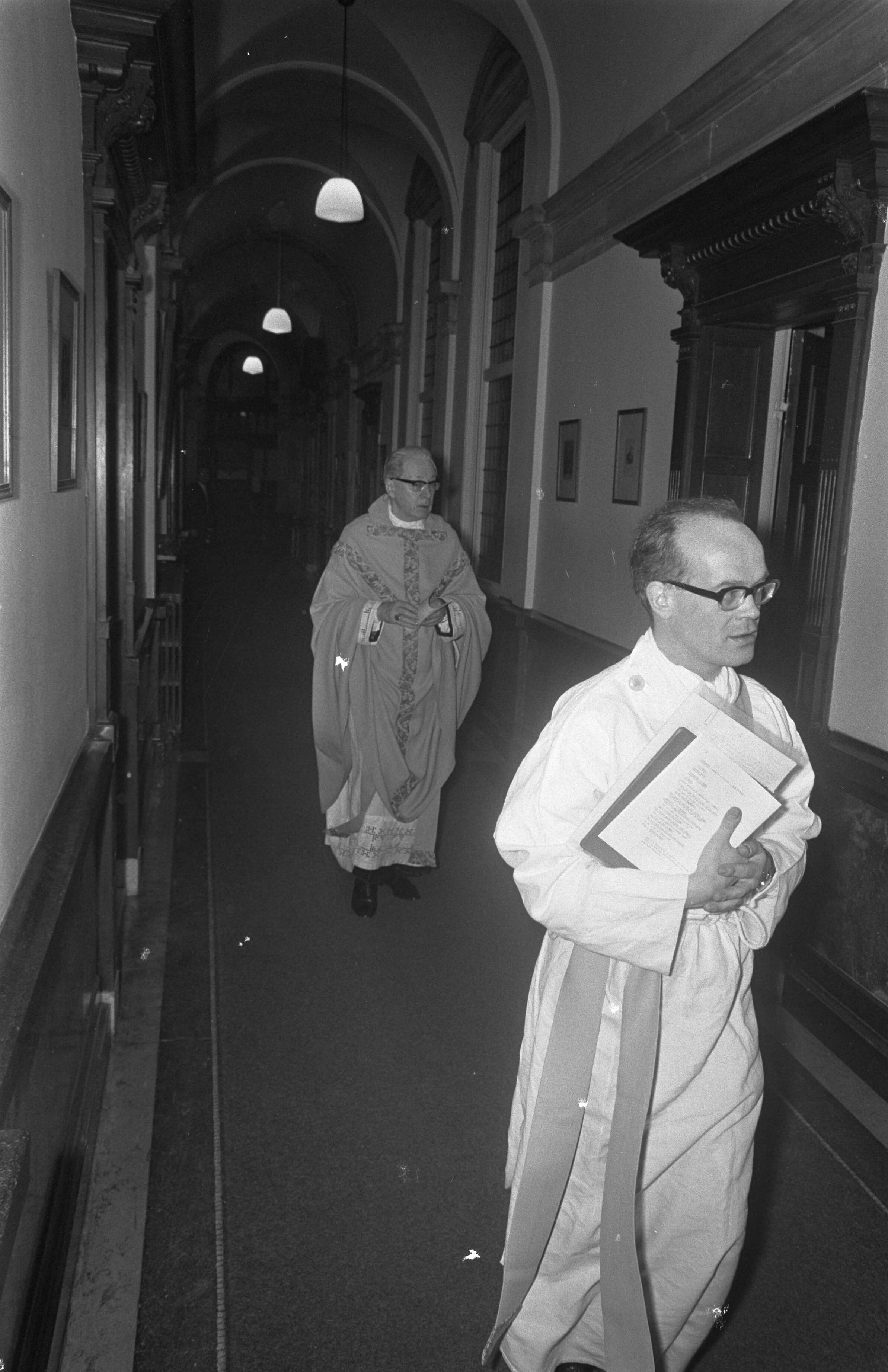 Fotocollectie Anefo — Kardinaal Alfrink hield preek over Celibaat in Utrecht de kardinaal bij aankomst — Foto: Nijs, Jac. de / Anefo. Licentie: Set B: Rechtenvrij / Publiek Domein. Bron: Nationaal Archief. http://hdl.handle.net/10648/ab5b5564-d0b4-102d-bcf8-003048976d84
