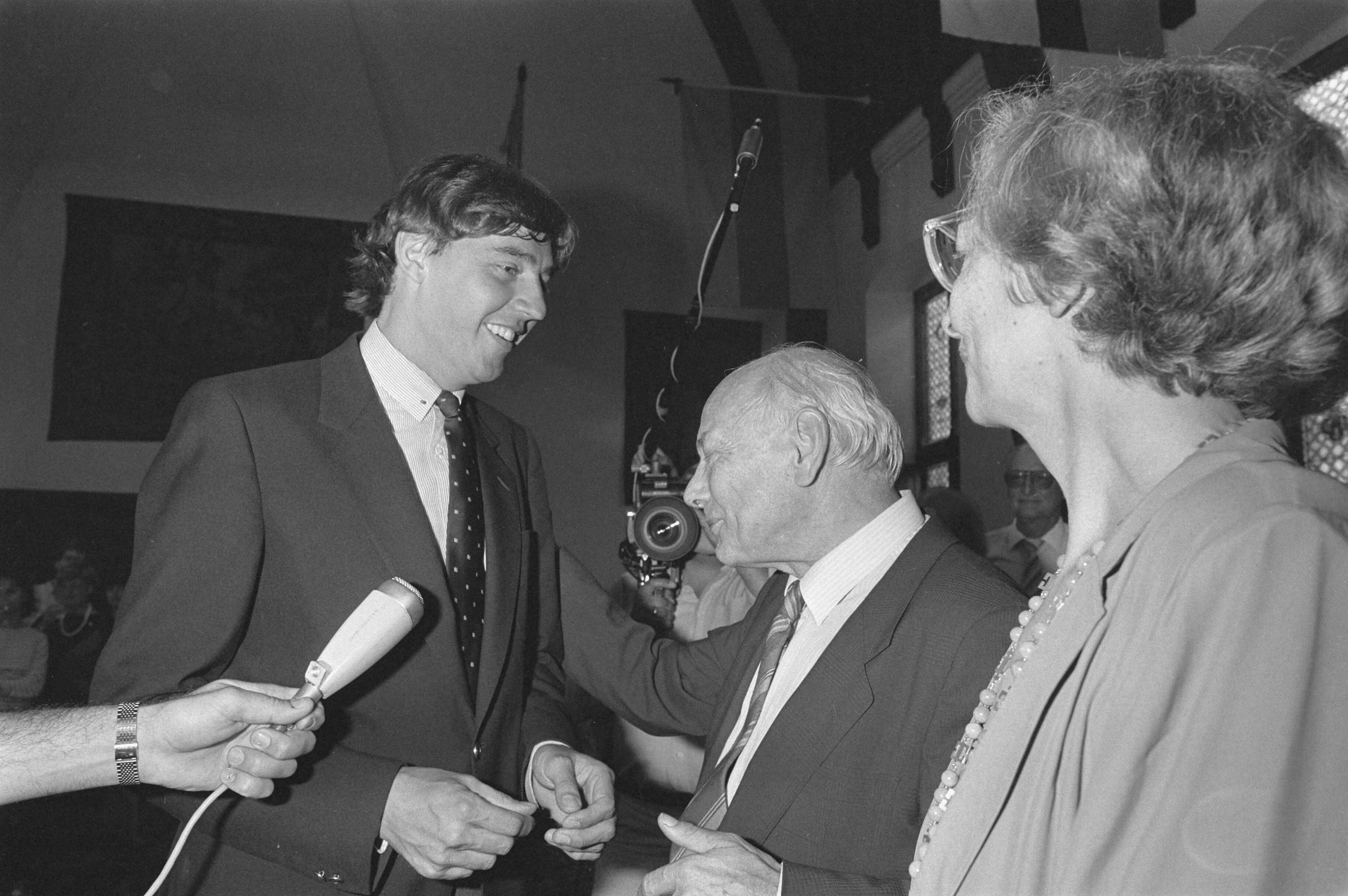 Fotocollectie Anefo — Receptie t.g.v. 65e verjaardag van J. den Uyl (oppositieleider) in Ridderzaal Den Haag ; Ed Nijpels met Den Uyl en vrouw — Foto: Croes, Rob C. / Anefo. Licentie: Set B: Rechtenvrij / Publiek Domein. Bron: Nationaal Archief. http://hdl.handle.net/10648/ad3c4b04-d0b4-102d-bcf8-003048976d84