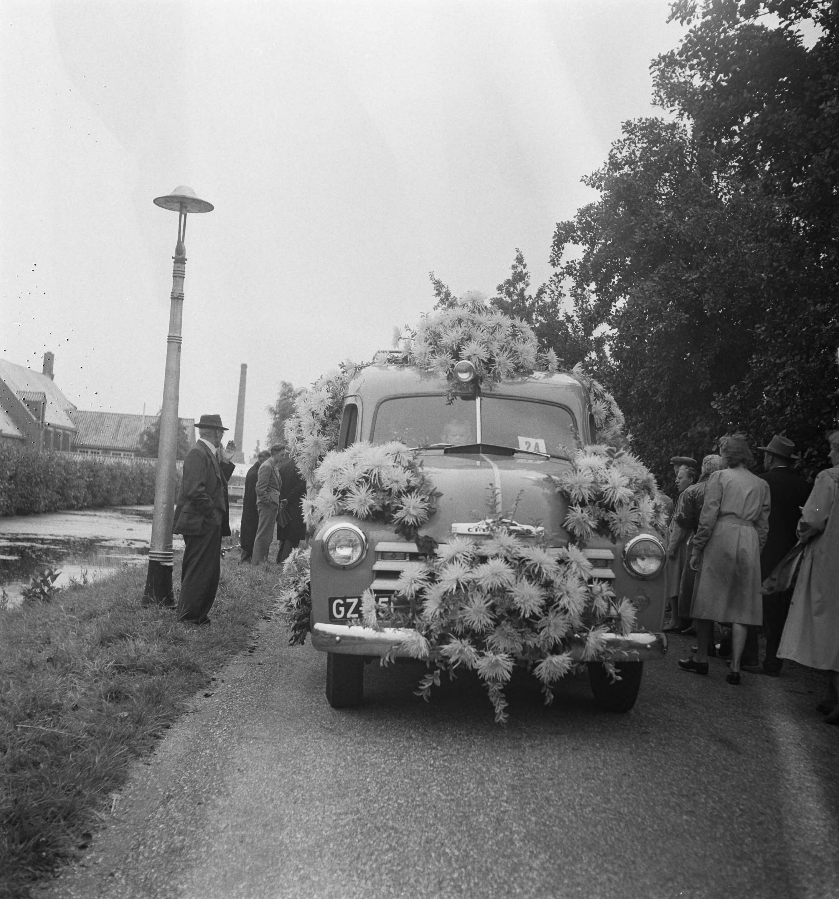 Fotocollectie Anefo — Bloemencorso Aalsmeer — Foto: Pot, Harry / Anefo. Licentie: Set B: Rechtenvrij / Publiek Domein. Bron: Nationaal Archief. http://hdl.handle.net/10648/a8deb68c-d0b4-102d-bcf8-003048976d84