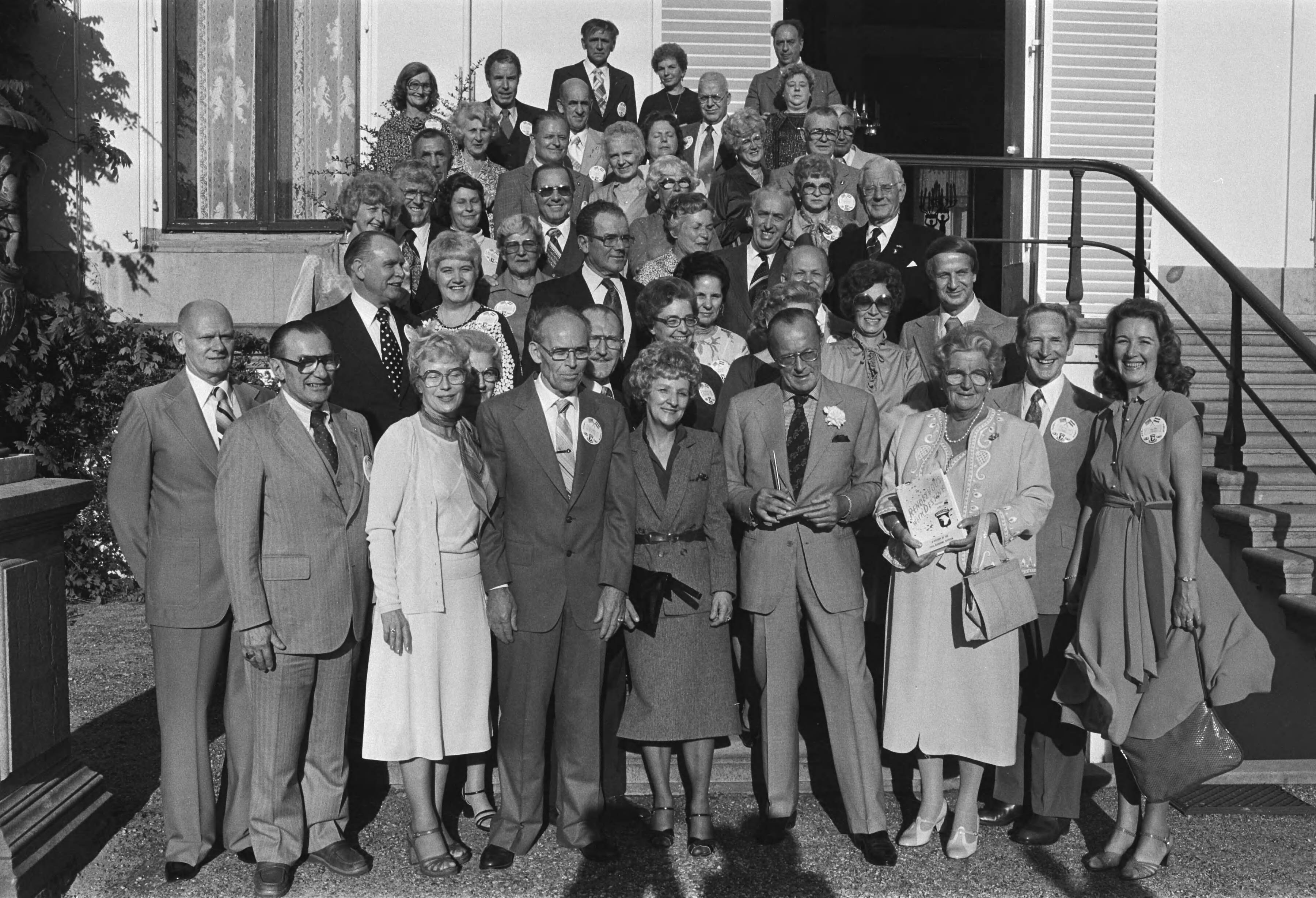 Boek over de 101e Airborne Division door oudstrijders aan koningin Juliana aangeboden op Paleis Soestdijk — Groepsfoto met de koningin en prins Bernhard — Foto: Suyk, Koen / Anefo. Licentie: Set B: Rechtenvrij / Publiek Domein. Bron: Nationaal Archief. http://hdl.handle.net/10648/acd14dd6-d0b4-102d-bcf8-003048976d84