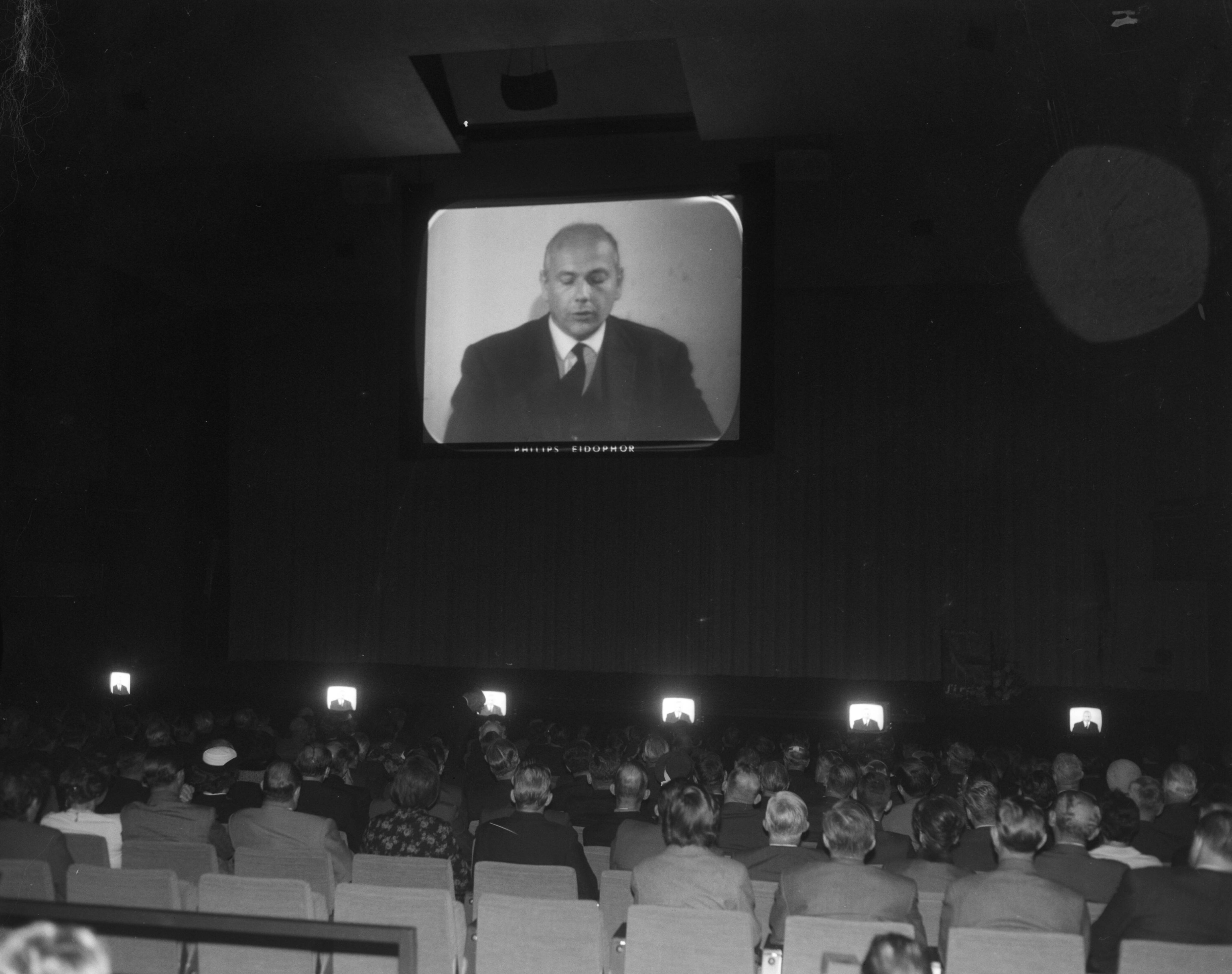 Fotocollectie Anefo — Firato 1965. Minister Den Uyl opende de Firato 1965 vanuit Den Haag via een "live" TV-verbinding — Foto: Nijs, Jac. de / Anefo. Licentie: Set B: Rechtenvrij / Publiek Domein. Bron: Nationaal Archief. http://hdl.handle.net/10648/aac108b0-d0b4-102d-bcf8-003048976d84