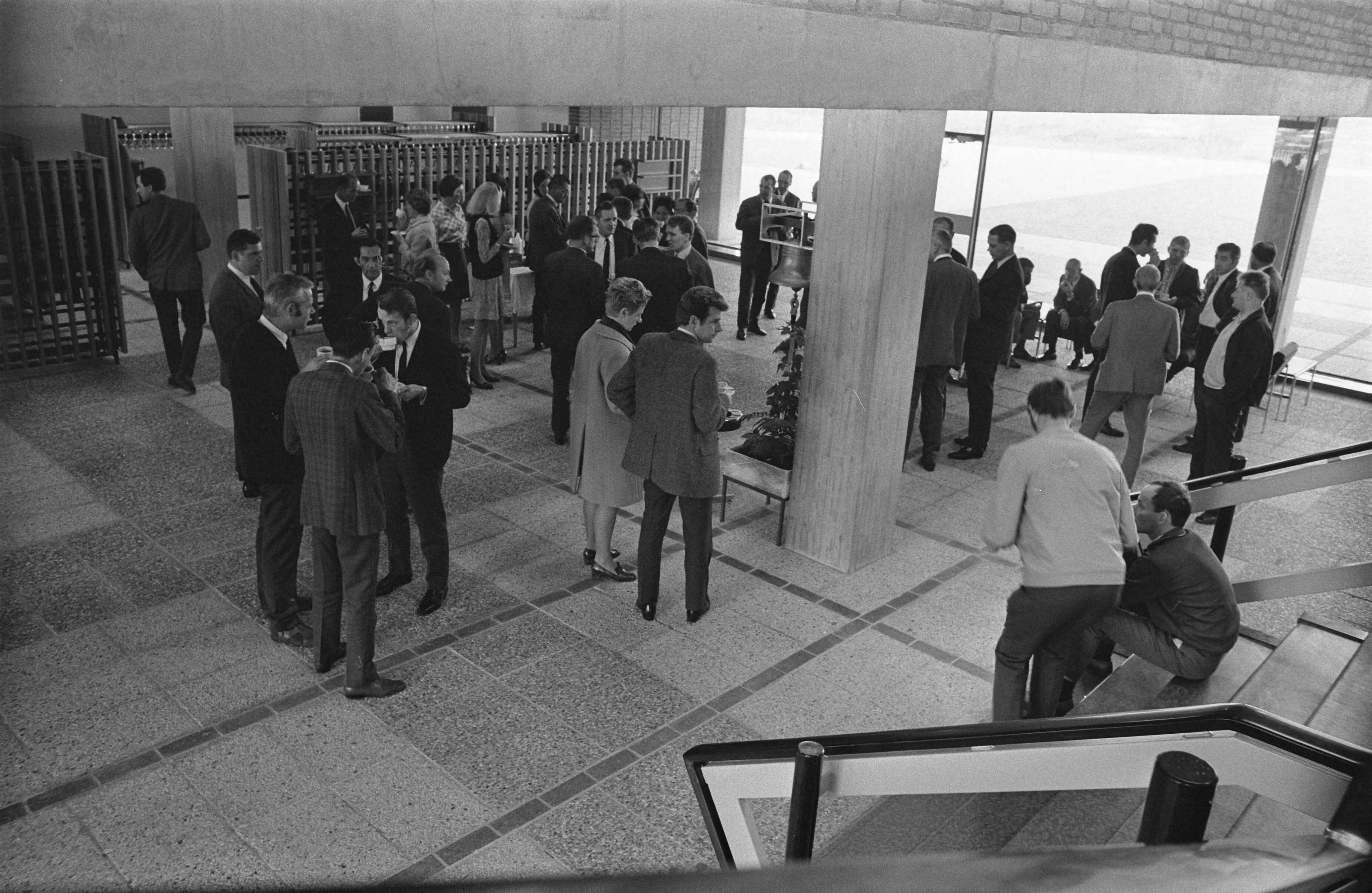 Fotocollectie Anefo — "Bezetters" van het Reactorcentrum te Petten vergaderen. Nummer 15 Wim Olthoff voor bord — Foto: Verhoeff, Bert / Anefo. Licentie: Set B: Rechtenvrij / Publiek Domein. Bron: Nationaal Archief. http://hdl.handle.net/10648/ab7f0360-d0b4-102d-bcf8-003048976d84