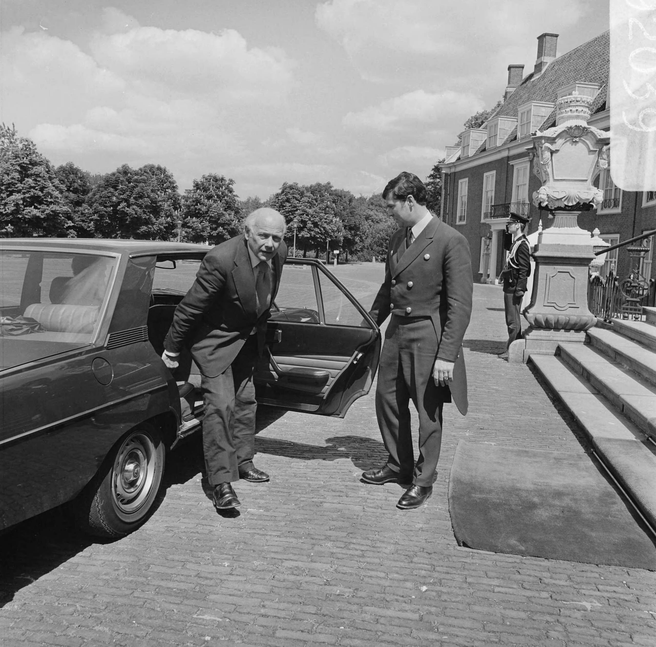 Koningin Juliana ontvangt op Huis ten Bosch lijststrekkers in verband met de komende kabinetsformatie — Den Uyl bij aankomst — Foto: Croes, Rob C. / Anefo. Licentie: Set B: Rechtenvrij / Publiek Domein. Bron: Nationaal Archief. http://hdl.handle.net/10648/ac9ce6f4-d0b4-102d-bcf8-003048976d84
