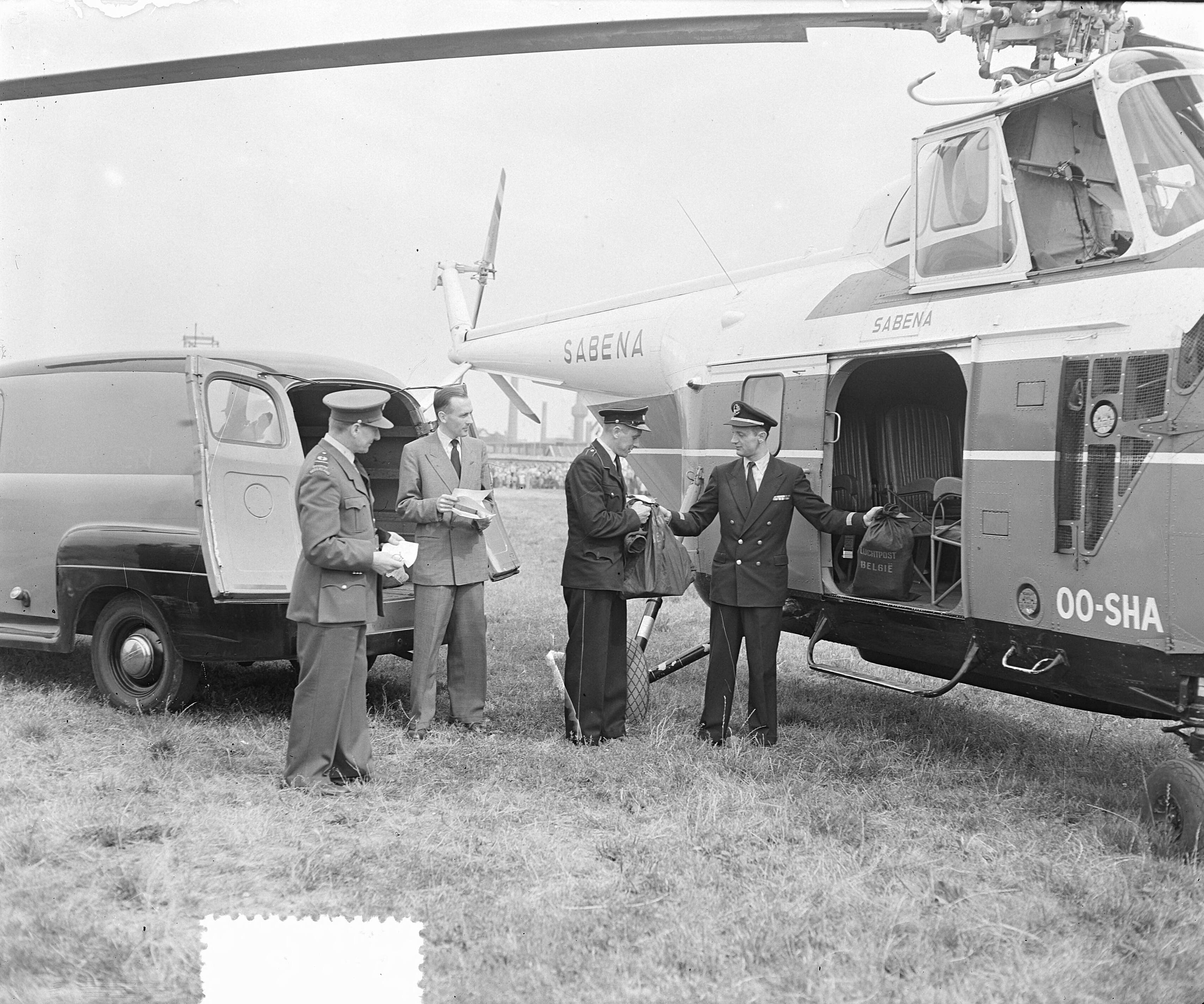 Fotocollectie Anefo — Heliport van de Sabena op de Griend (in Maastricht). Het uitladen van een zending post — Foto: Duinen, H. van / Anefo. Licentie: Set B: Rechtenvrij / Publiek Domein. Bron: Nationaal Archief. http://hdl.handle.net/10648/a910cbae-d0b4-102d-bcf8-003048976d84