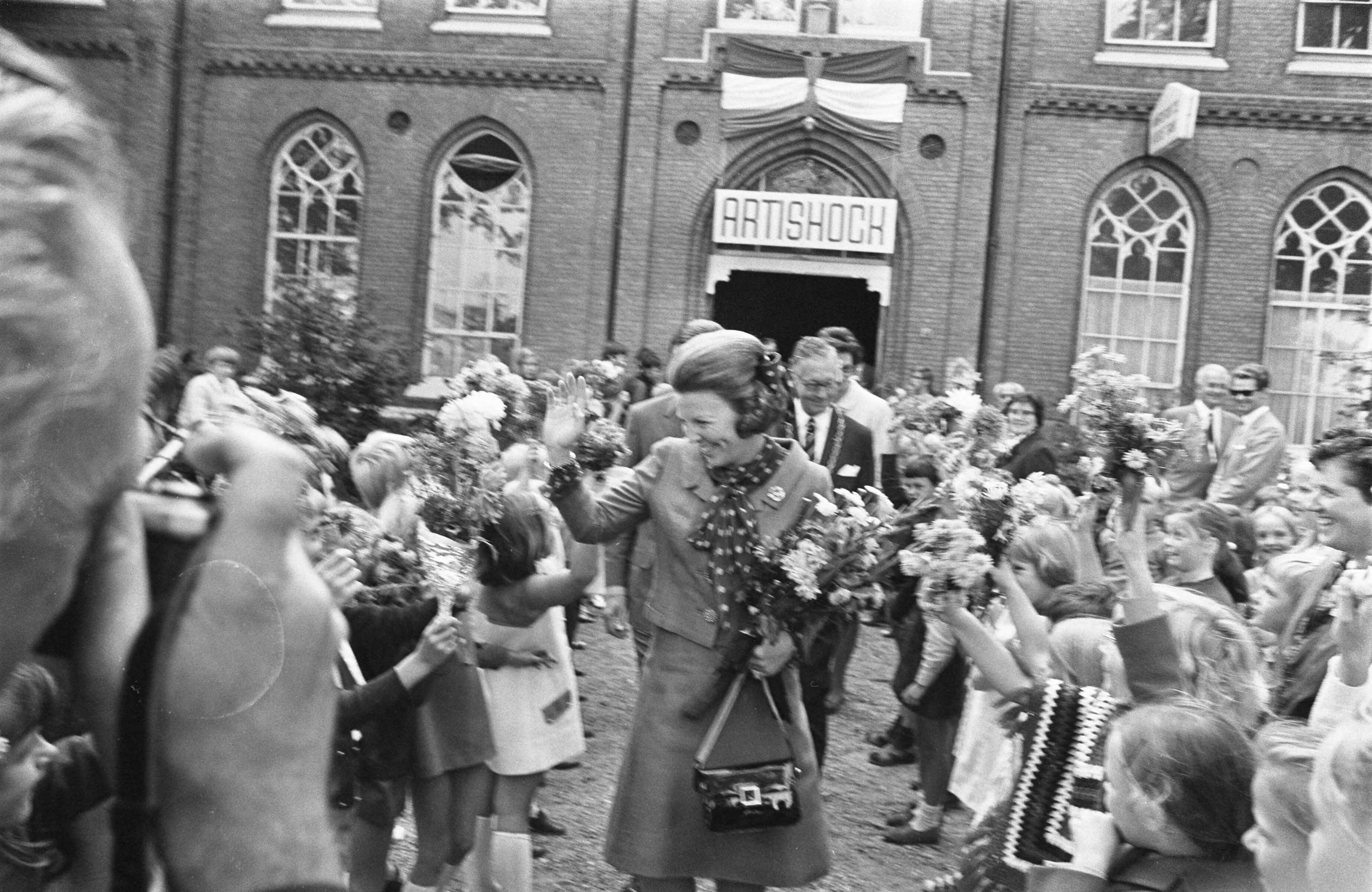 Fotocollectie Anefo — Prinses Beatrix opent tentoonstelling kindertekeningen, Soest — Foto: Verhoeff, Bert / Anefo. Licentie: Set B: Rechtenvrij / Publiek Domein. Bron: Nationaal Archief. http://hdl.handle.net/10648/aba51438-d0b4-102d-bcf8-003048976d84