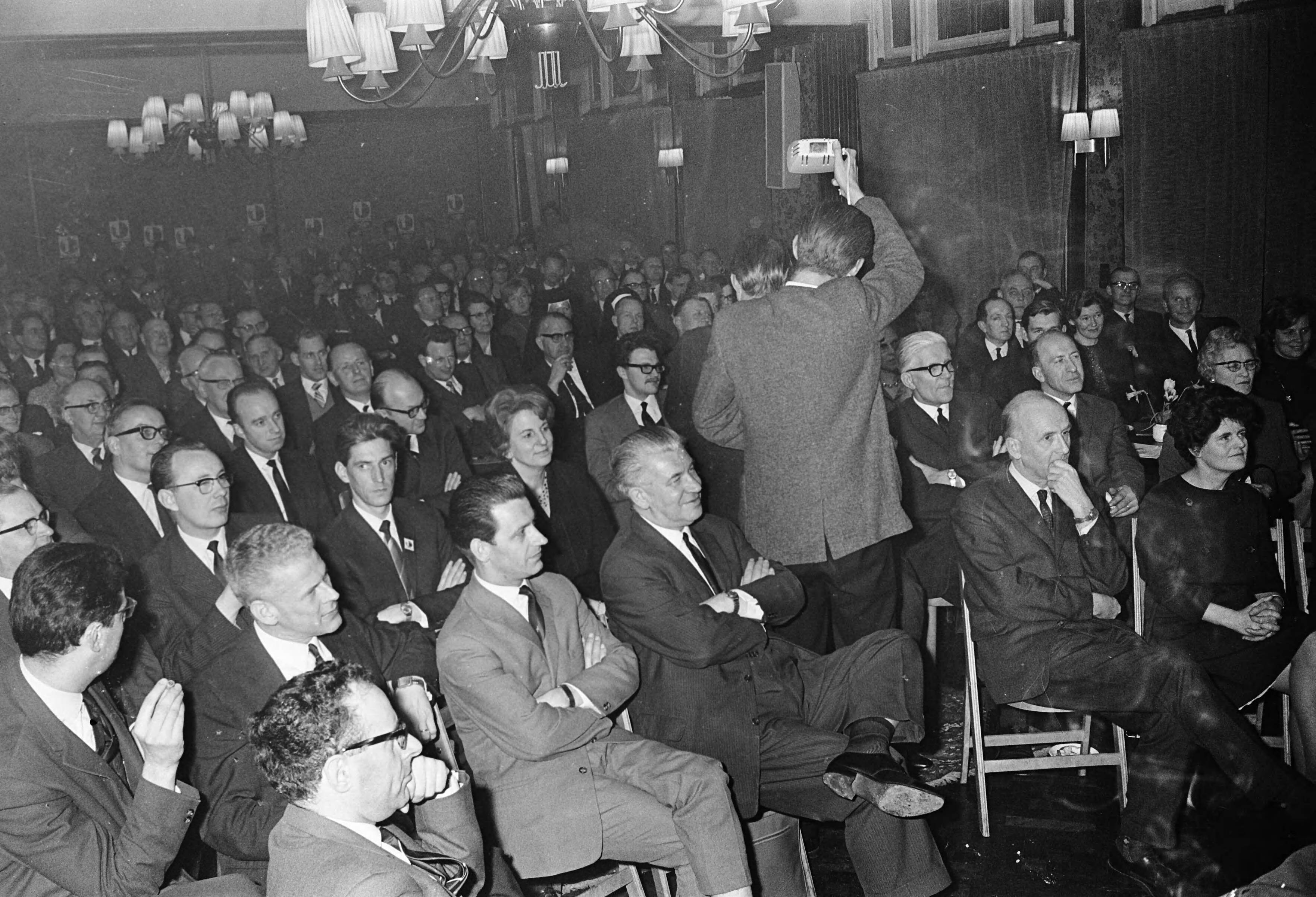 Fotocollectie Anefo — Verkiezingsvergadering KVP te Haarlem, de belangstelling was groot — Foto: Merk, Ben / Anefo. Licentie: Set B: Rechtenvrij / Publiek Domein. Bron: Nationaal Archief. http://hdl.handle.net/10648/ab0ed5cc-d0b4-102d-bcf8-003048976d84
