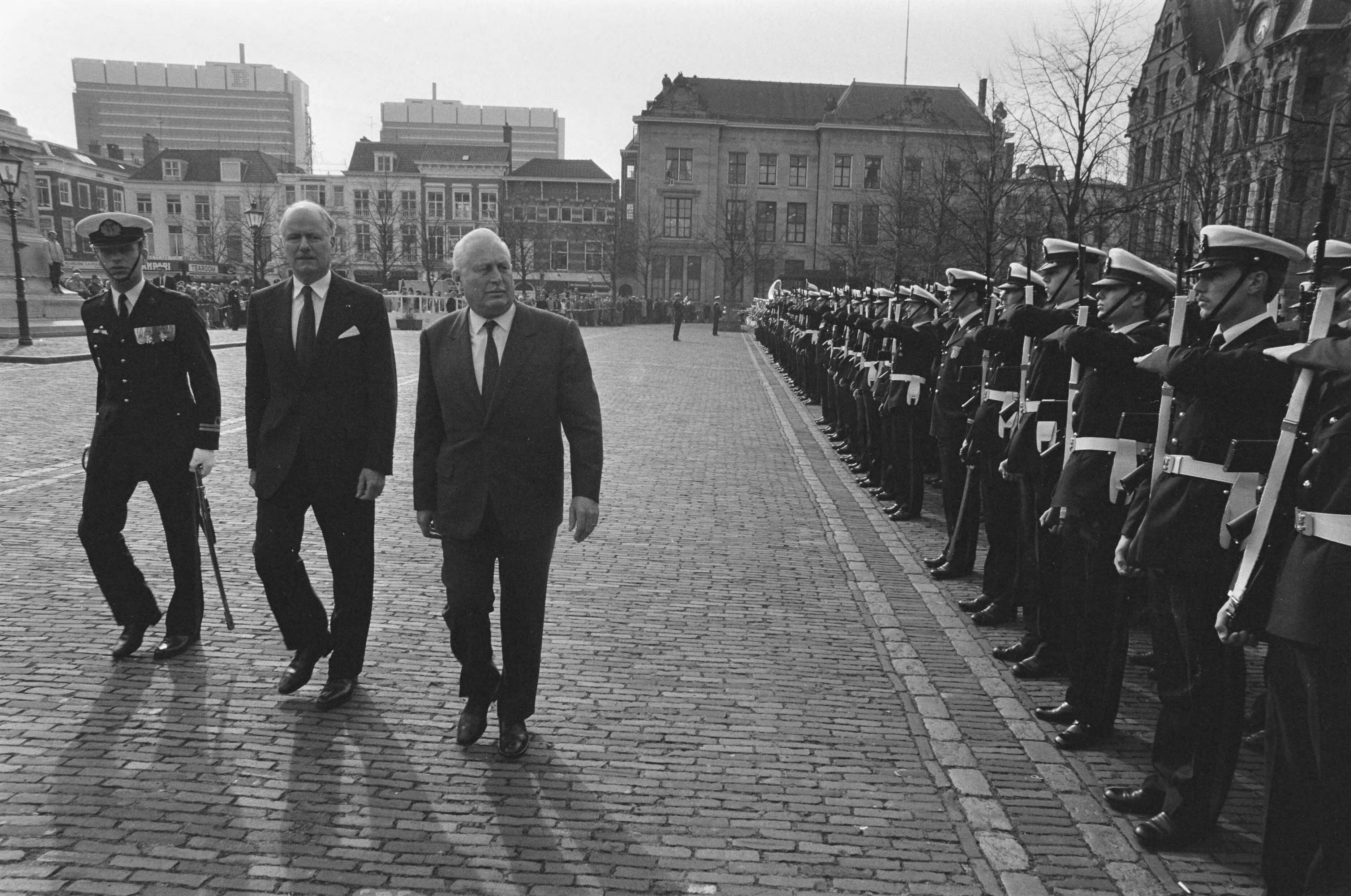 Fotocollectie Anefo — Minister Van Eekelen (m) en Franse minister Girand inspecteren erewacht op het Plein in Den Haag — Foto: Bogaerts, Rob / Anefo. Licentie: Set B: Rechtenvrij / Publiek Domein. Bron: Nationaal Archief. http://hdl.handle.net/10648/ad5f19d6-d0b4-102d-bcf8-003048976d84
