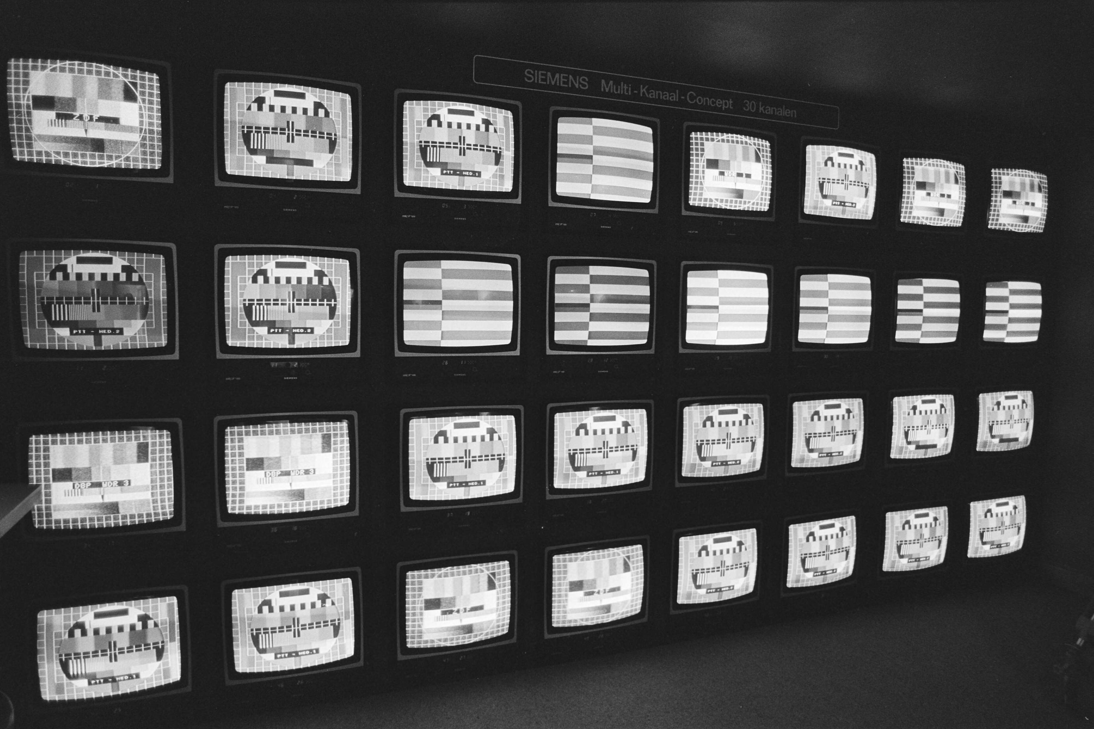 Fotocollectie Anefo — Siemens Nederland heeft kabelsysteem ontwikkeld waarmee 30 kanalen door een kabel kunnen worden doorgestuurd — Foto: Dijk, Hans van / Anefo. Licentie: Set B: Rechtenvrij / Publiek Domein. Bron: Nationaal Archief. http://hdl.handle.net/10648/acf77d30-d0b4-102d-bcf8-003048976d84