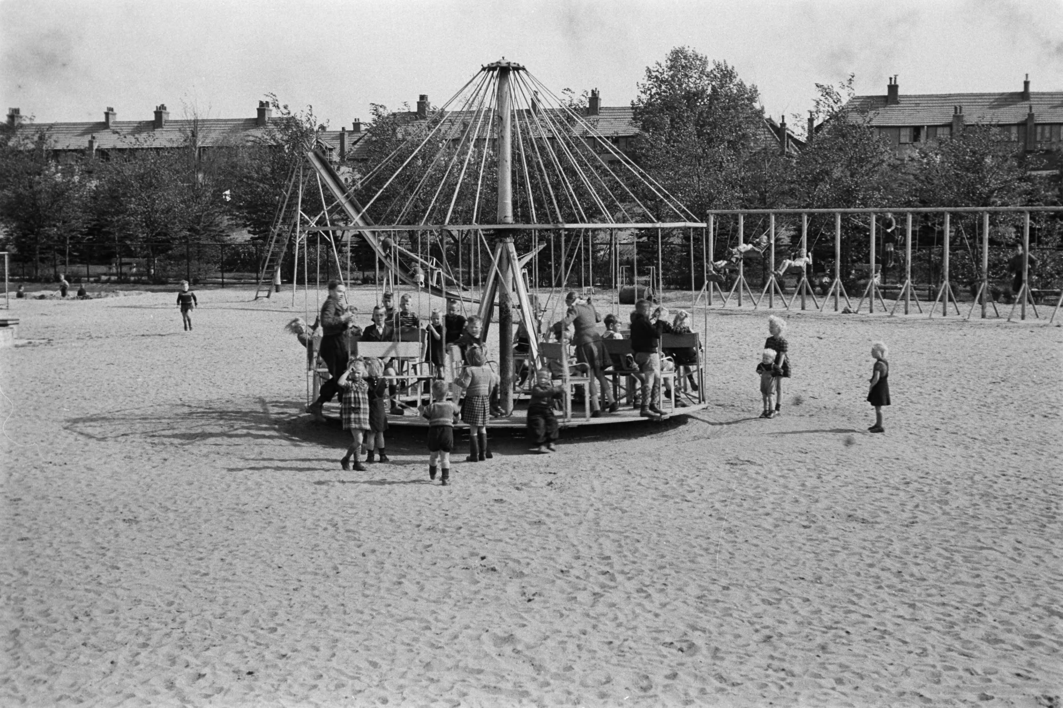 Fotocollectie Nederlandse Heidemaatschappij — Speeltuin aan de Garst in Winschoten. — Foto: Fotograaf Onbekend / Heidemij. Licentie: Set B: Rechtenvrij / Publiek Domein. Bron: Nationaal Archief. http://hdl.handle.net/10648/ae8908e4-d0b4-102d-bcf8-003048976d84