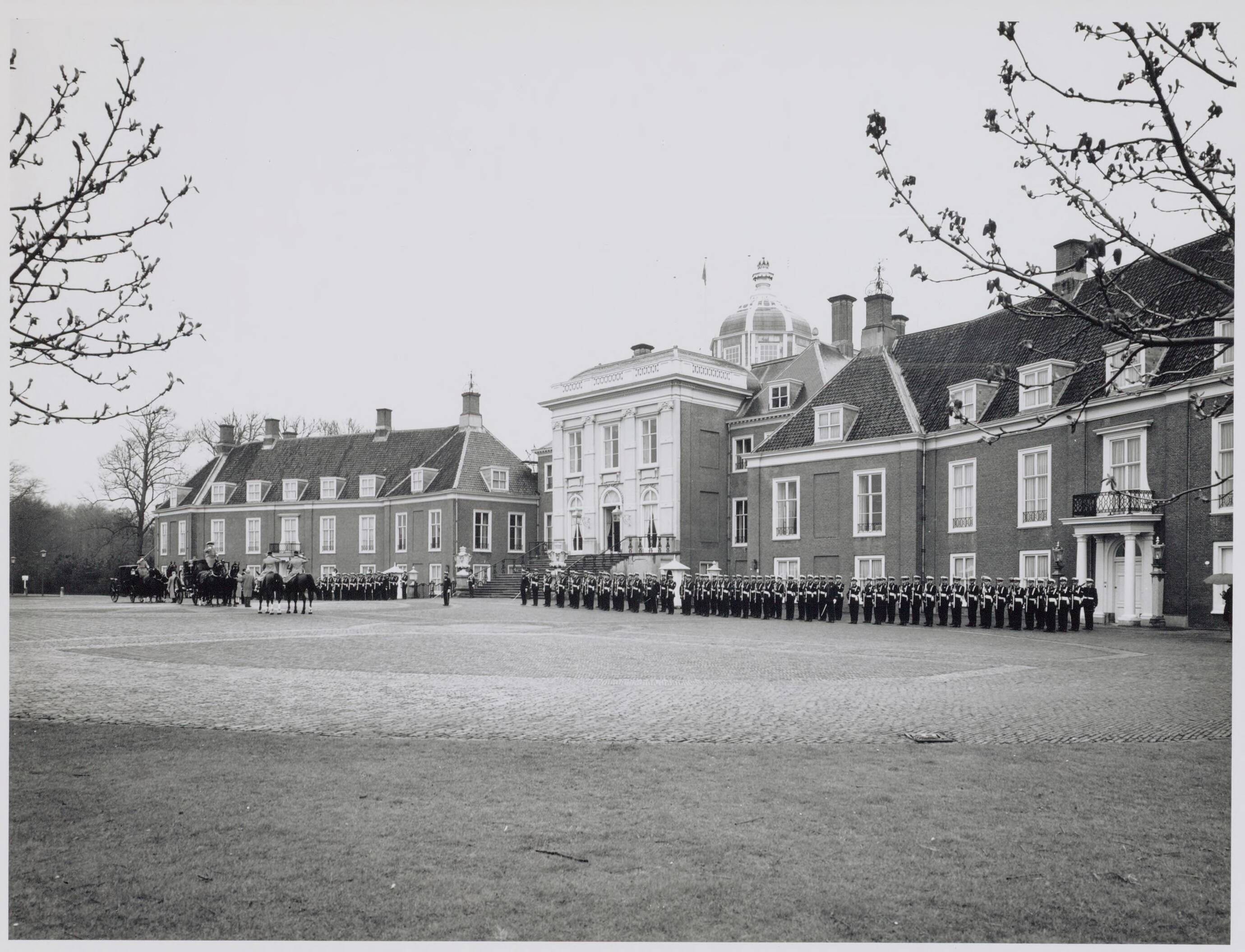 Paleis Huis ten Bosch te Den Haag — Exterieur — Foto: Hofmeester, Bart / RVD. Licentie: Set B: Rechtenvrij / Publiek Domein. Bron: Nationaal Archief. http://hdl.handle.net/10648/afa9134a-d0b4-102d-bcf8-003048976d84