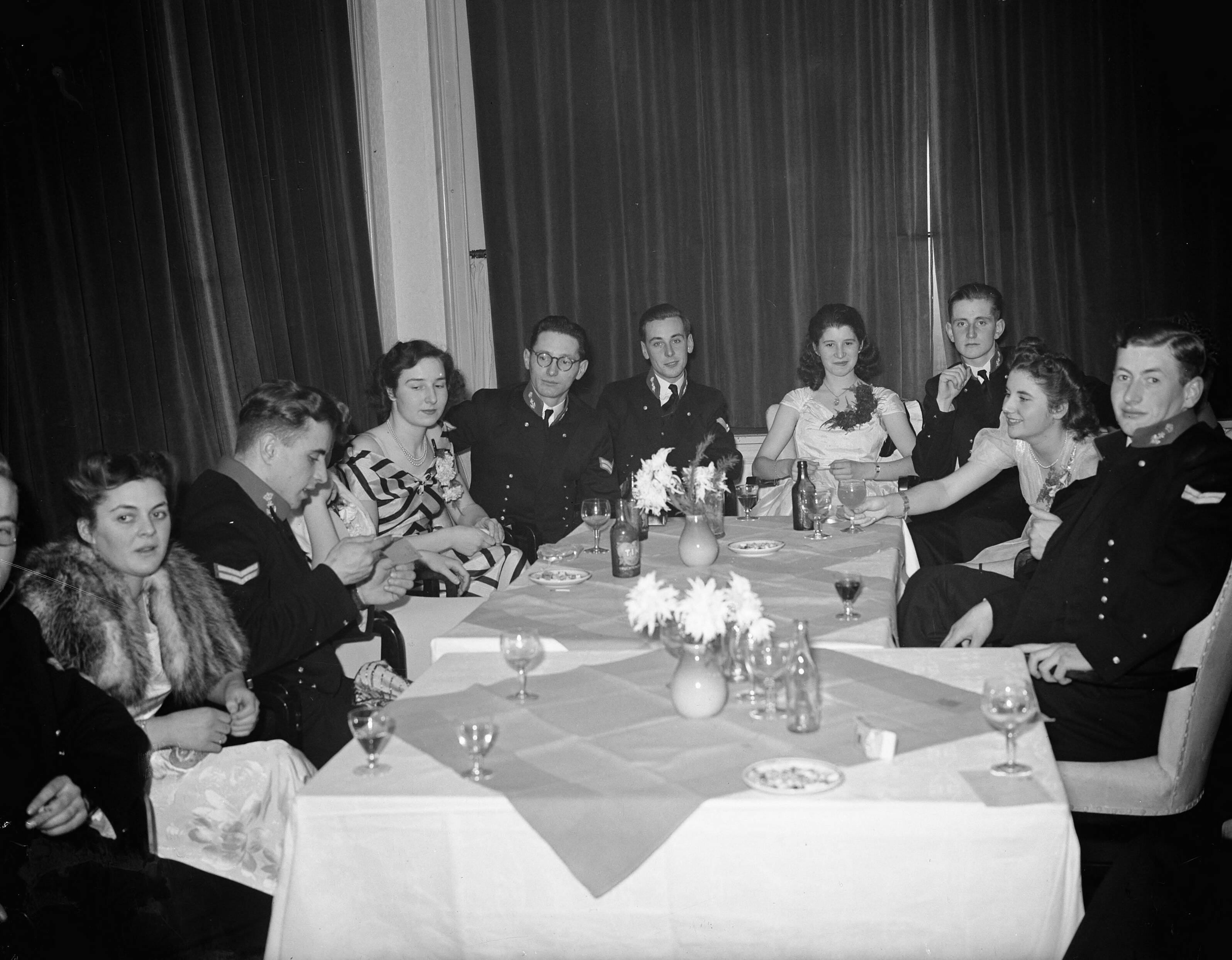 Fotocollectie Anefo — Bal adelborsten Kurhaus Scheveningen @ — Foto: Merk, Ben / Anefo. Licentie: Set B: Rechtenvrij / Publiek Domein. Bron: Nationaal Archief. http://hdl.handle.net/10648/a8c184cc-d0b4-102d-bcf8-003048976d84