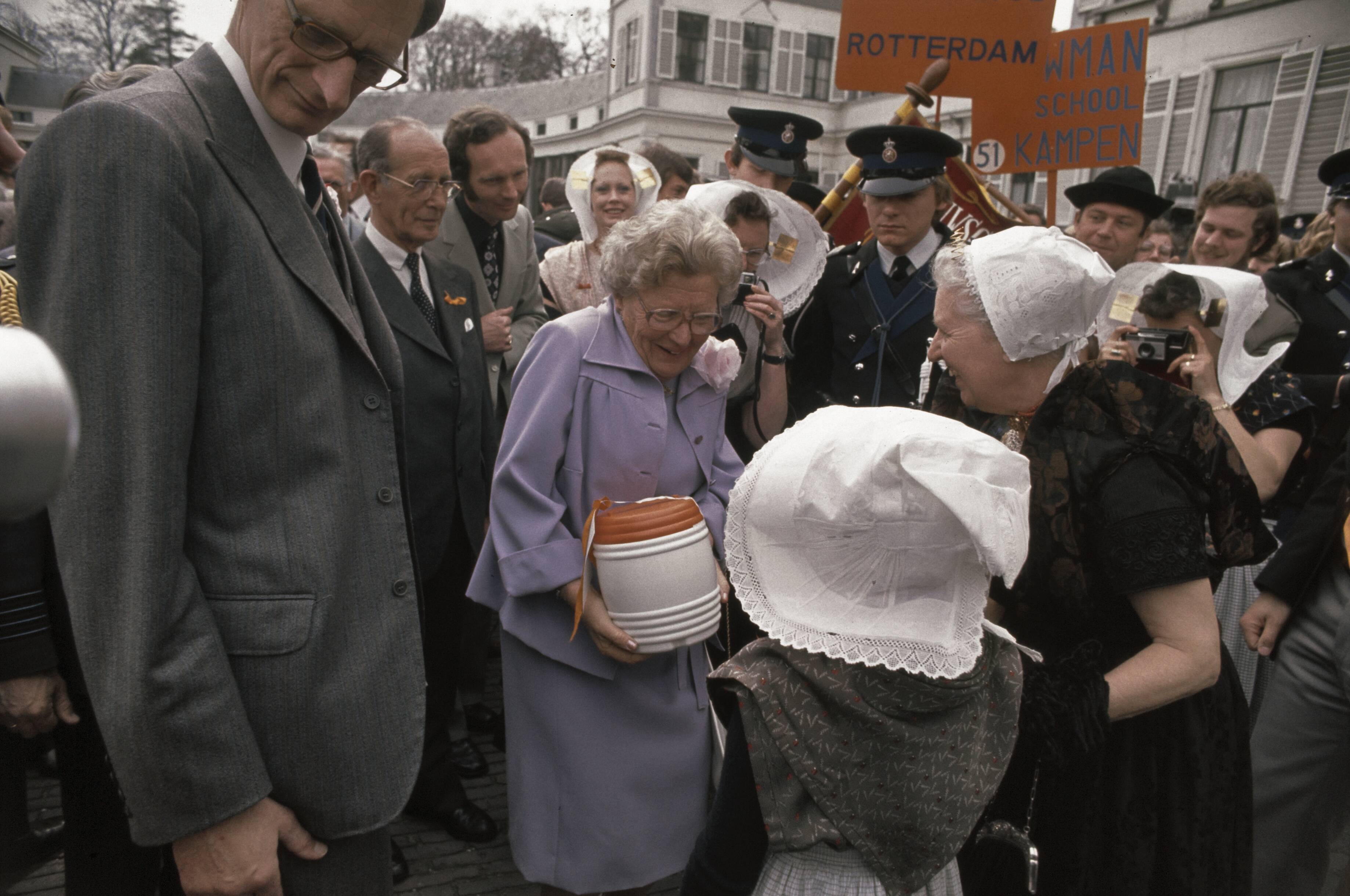 Koninginnedag 1977 — Koningin Juliana maakt een rondgang door de tuin — Foto: Peters, Hans / Anefo. Licentie: Set B: Rechtenvrij / Publiek Domein. Bron: Nationaal Archief. http://hdl.handle.net/10648/ad944b92-d0b4-102d-bcf8-003048976d84