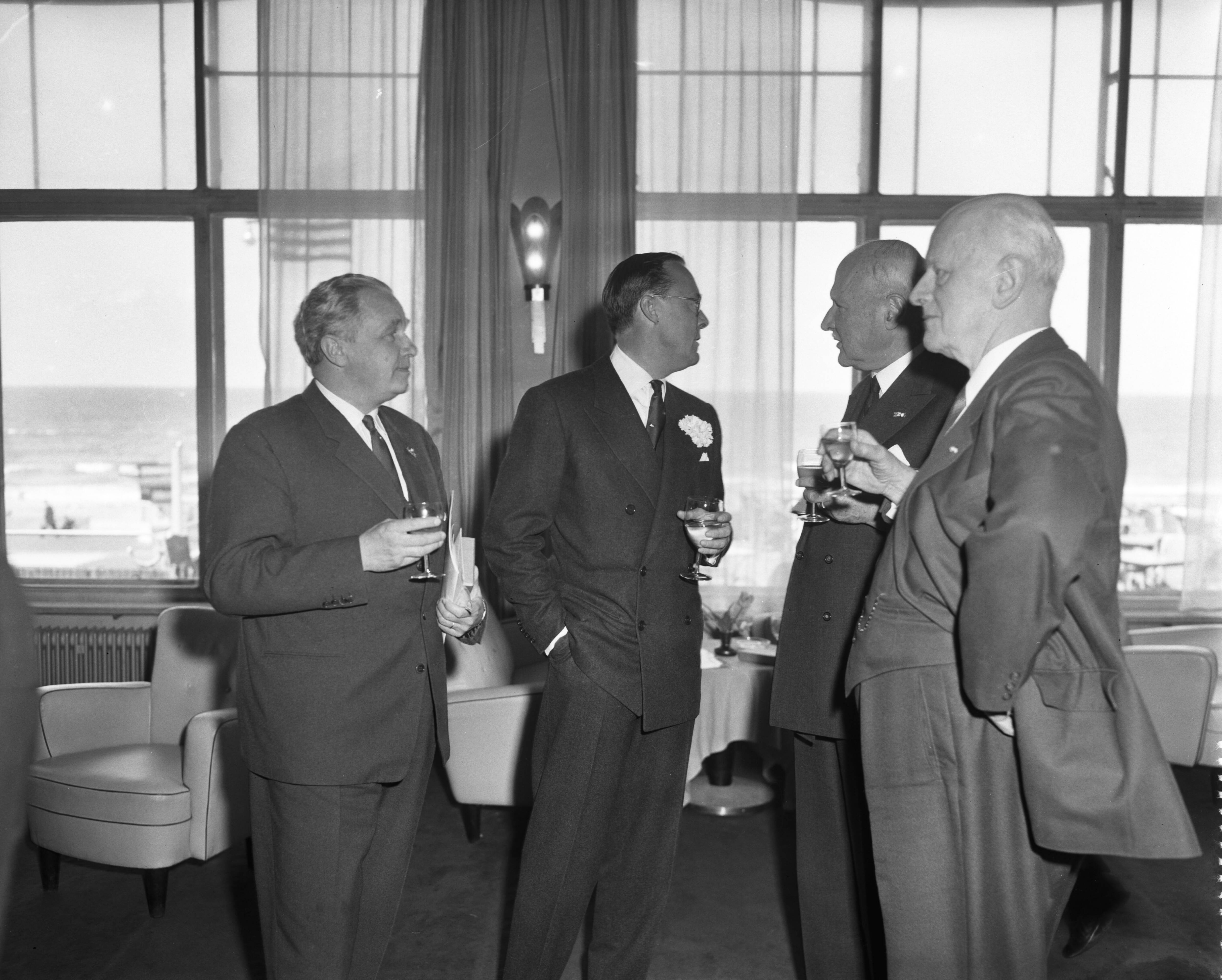 Fotocollectie Anefo — Prins Bernhard woont de jubileumvergadering van de Nijverheidsorganisatie TNO in het Kurhaus te Scheveningen bij — Foto: Behrens, Herbert F. / Anefo. Licentie: Set B: Rechtenvrij / Publiek Domein. Bron: Nationaal Archief. http://hdl.handle.net/10648/a9931884-d0b4-102d-bcf8-003048976d84