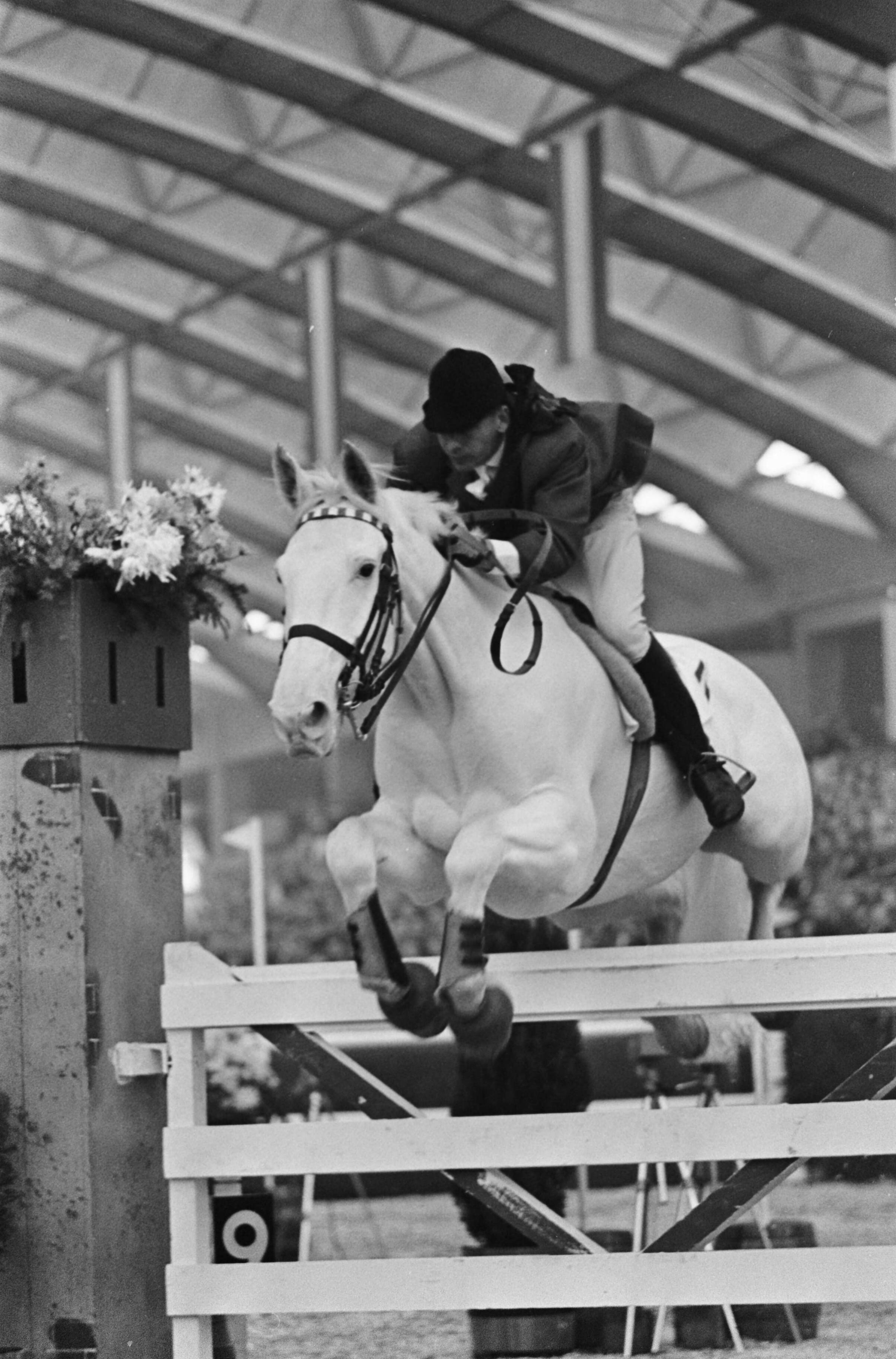 Jumping Amsterdam 1965 in de RAI te Amsterdam — Ruiter Anton Ebben tijdens een sprong met zijn paard "Prins Ajax"[Grote Prijs van Nederland?] — Foto: Fotograaf Onbekend / Anefo. Licentie: Set B: Rechtenvrij / Publiek Domein. Bron: Nationaal Archief. http://hdl.handle.net/10648/aac9371a-d0b4-102d-bcf8-003048976d84