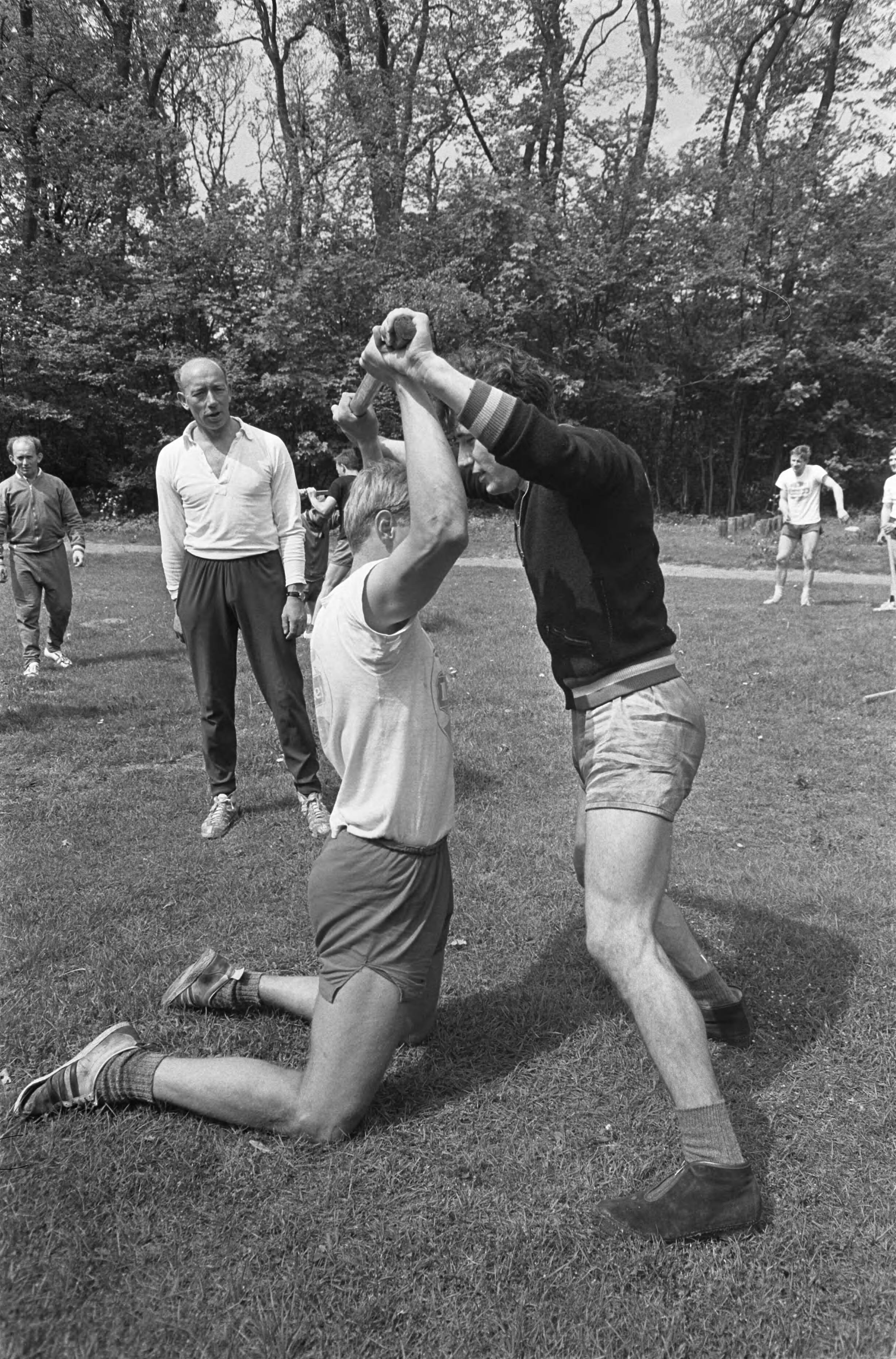 Fotocollectie Anefo — Conditie-training schaatsers begonnen, training schaatser Cios Overveen — Foto: Kroon, Ron / Anefo. Licentie: Set B: Rechtenvrij / Publiek Domein. Bron: Nationaal Archief. http://hdl.handle.net/10648/aaea333e-d0b4-102d-bcf8-003048976d84