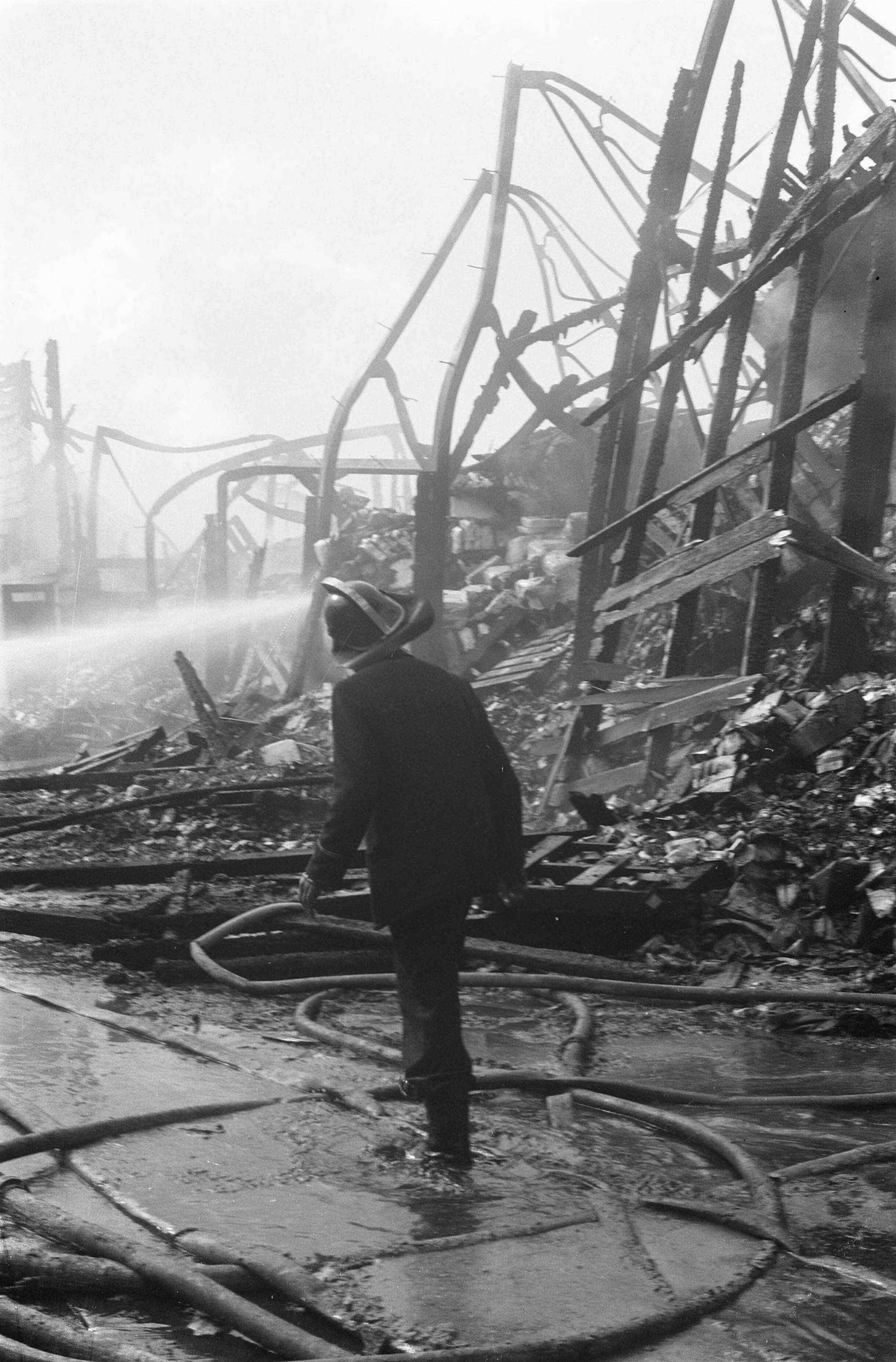 Fotocollectie Anefo — Brand in Wormerveer. Blussingswerkzaamheden — Foto: Pot, Harry / Anefo. Licentie: Set B: Rechtenvrij / Publiek Domein. Bron: Nationaal Archief. http://hdl.handle.net/10648/a9de759a-d0b4-102d-bcf8-003048976d84