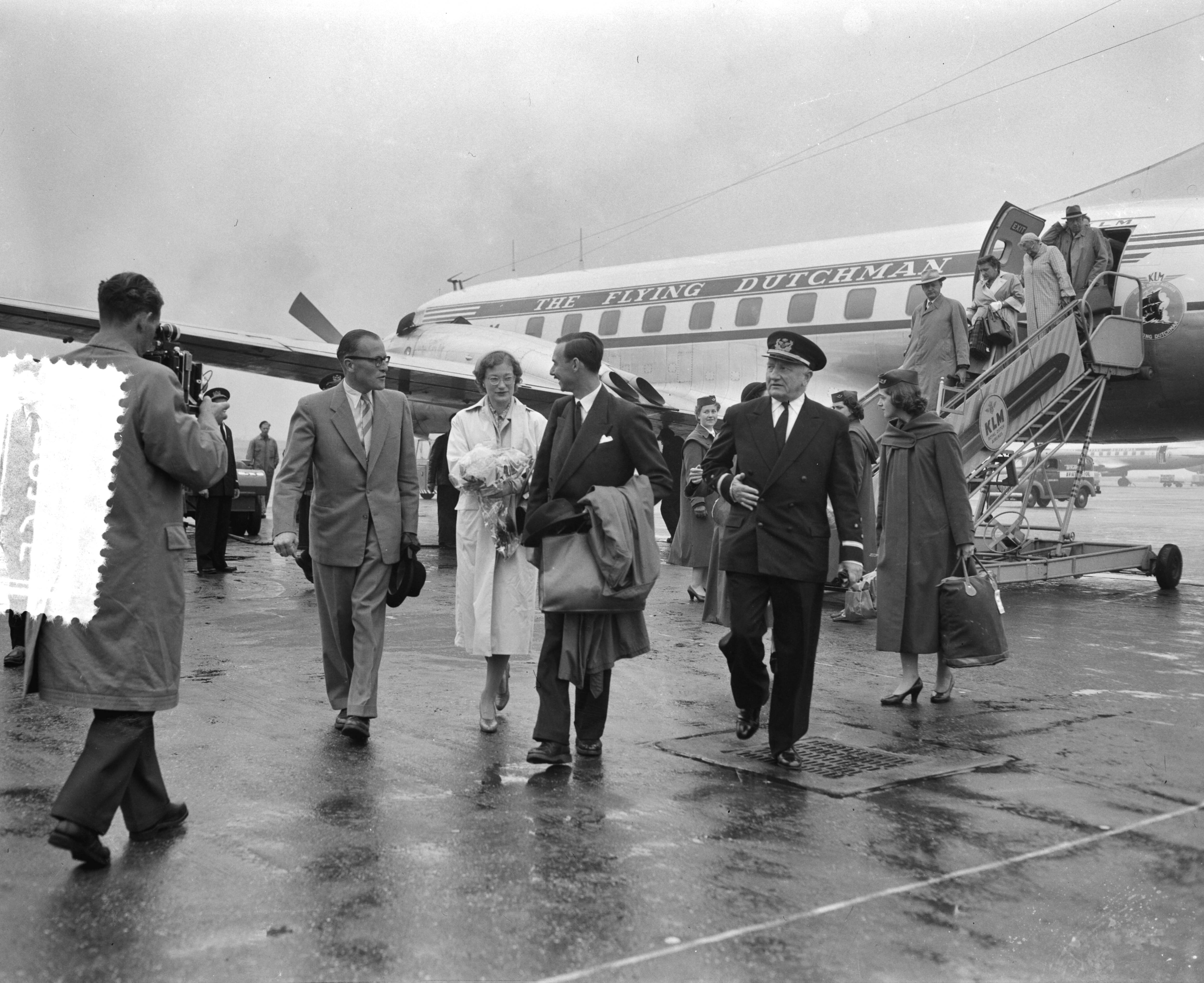 Fotocollectie Anefo — Kroonprins Jean en prinses Josephine-Charlotte van Luxemburg op doorreis op Schiphol — Foto: Pot, Harry / Anefo. Licentie: Set B: Rechtenvrij / Publiek Domein. Bron: Nationaal Archief. http://hdl.handle.net/10648/a9499100-d0b4-102d-bcf8-003048976d84