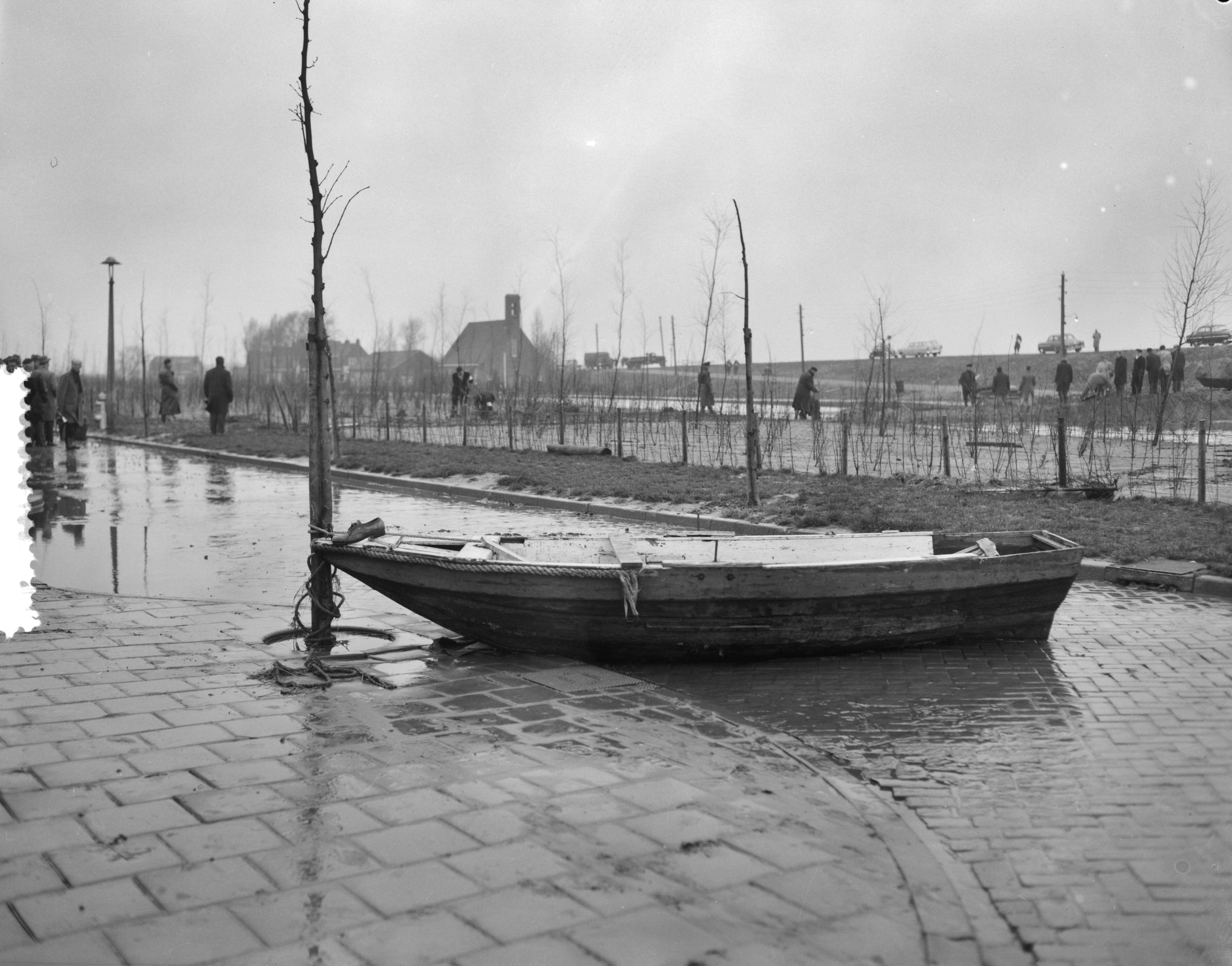 Ramp Tuindorp Oostzaan — Persrondgang door rampgebied Oostzaan — Foto: Bilsen, Joop van / Anefo. Licentie: Set B: Rechtenvrij / Publiek Domein. Bron: Nationaal Archief. http://hdl.handle.net/10648/a9a63e0a-d0b4-102d-bcf8-003048976d84