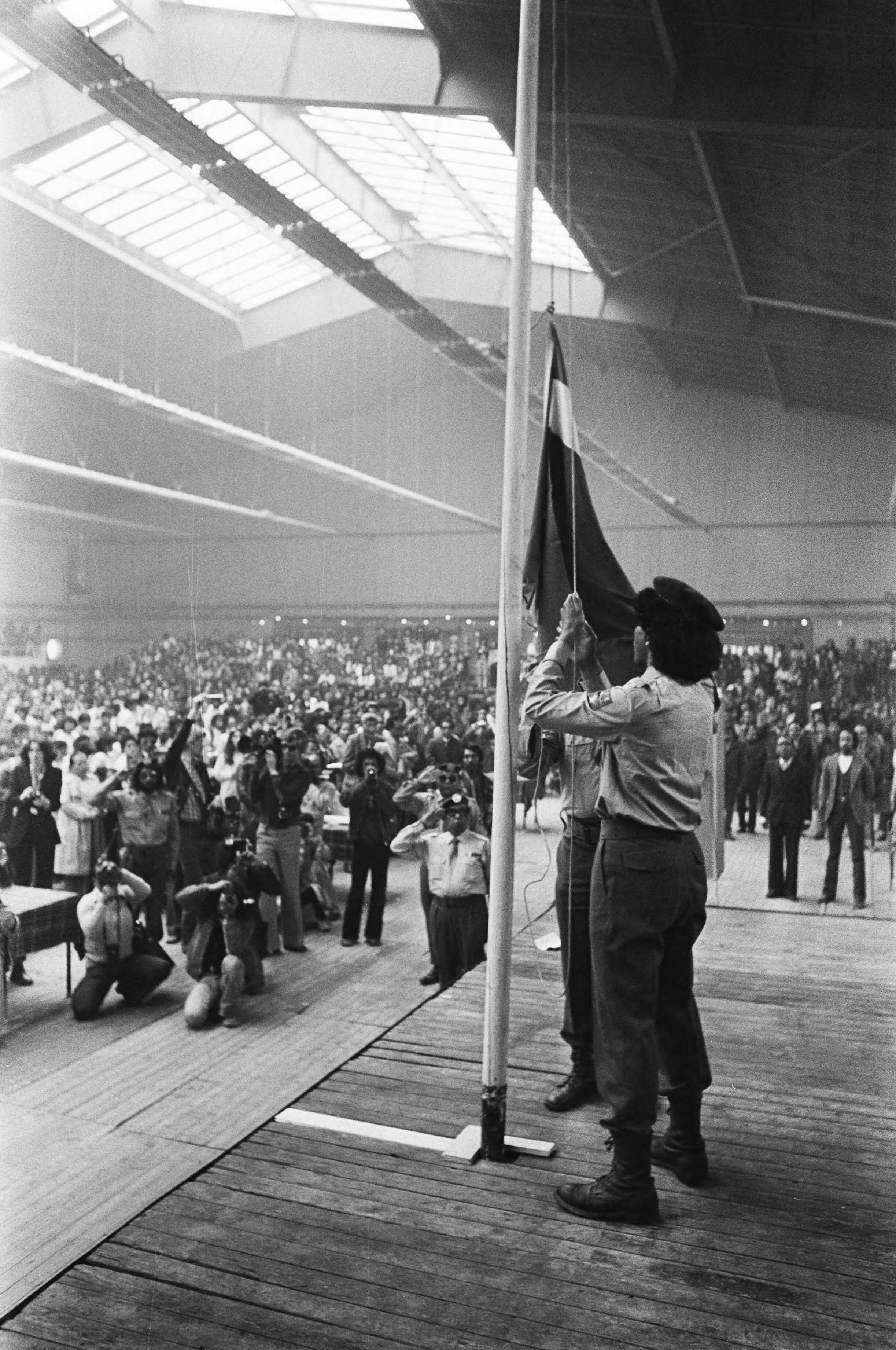 Zuid-Molukkers herdenken in Den Haag hun onafhankelijkheidsproclamatie van 25 april 1950 — Een lid van de RMS-ordedienst hijst de vlag van de Republik Maluku Selatan (RMS) — Foto: Peters, Hans / Anefo. Licentie: Set B: Rechtenvrij / Publiek Domein. Bron: Nationaal Archief. http://hdl.handle.net/10648/ac9a6e74-d0b4-102d-bcf8-003048976d84
