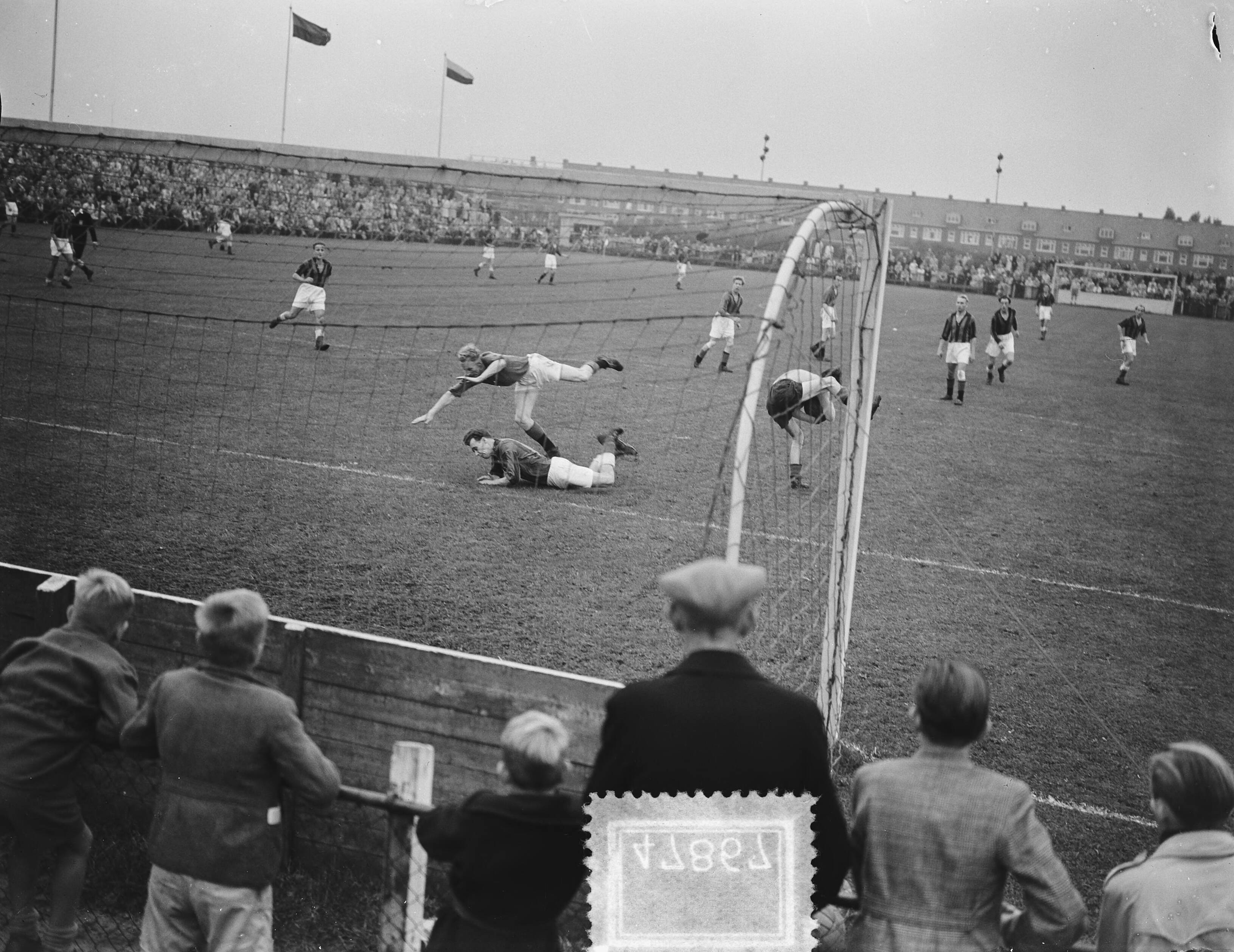 Fotocollectie Anefo — Voetbal. EDO tegen DWS 0-0 — Foto: Bilsen, Joop van / Anefo. Licentie: Set B: Rechtenvrij / Publiek Domein. Bron: Nationaal Archief. http://hdl.handle.net/10648/a8f00f18-d0b4-102d-bcf8-003048976d84