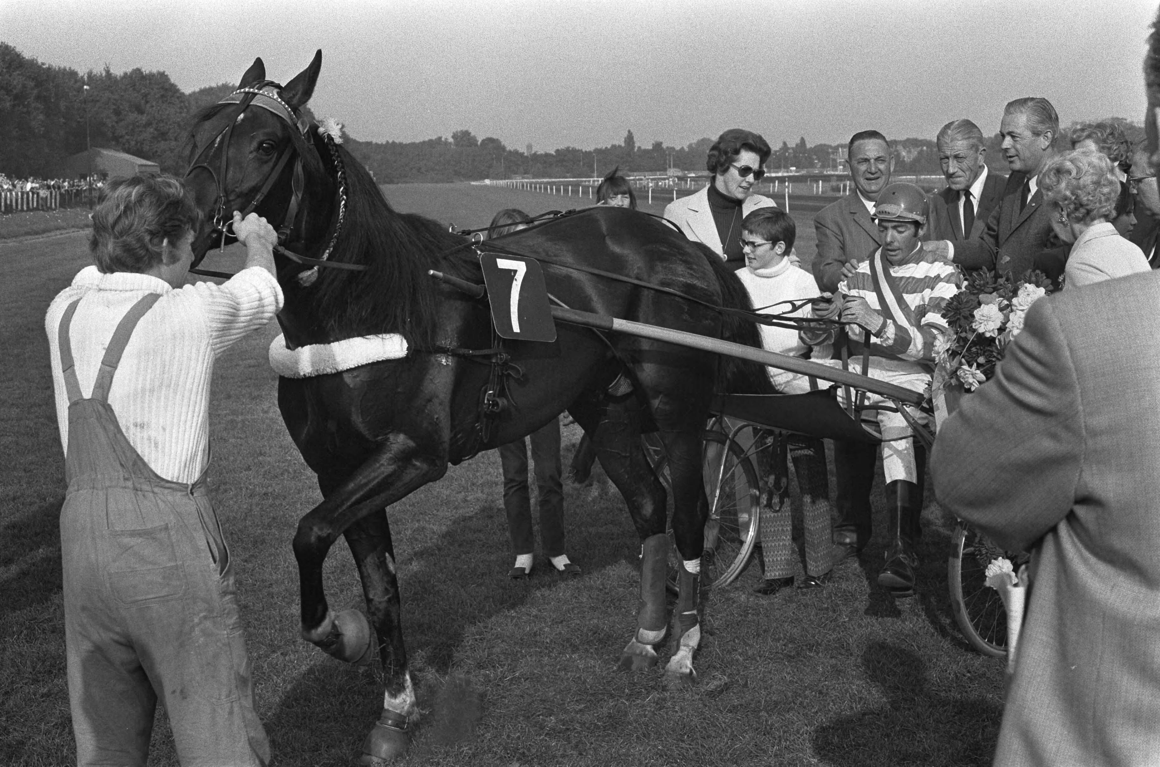 Fotocollectie Anefo — Kampioenschap dravers van Nederland op Duindigt — Foto: Verhoeff, Bert / Anefo. Licentie: Set B: Rechtenvrij / Publiek Domein. Bron: Nationaal Archief. http://hdl.handle.net/10648/abcf5d24-d0b4-102d-bcf8-003048976d84