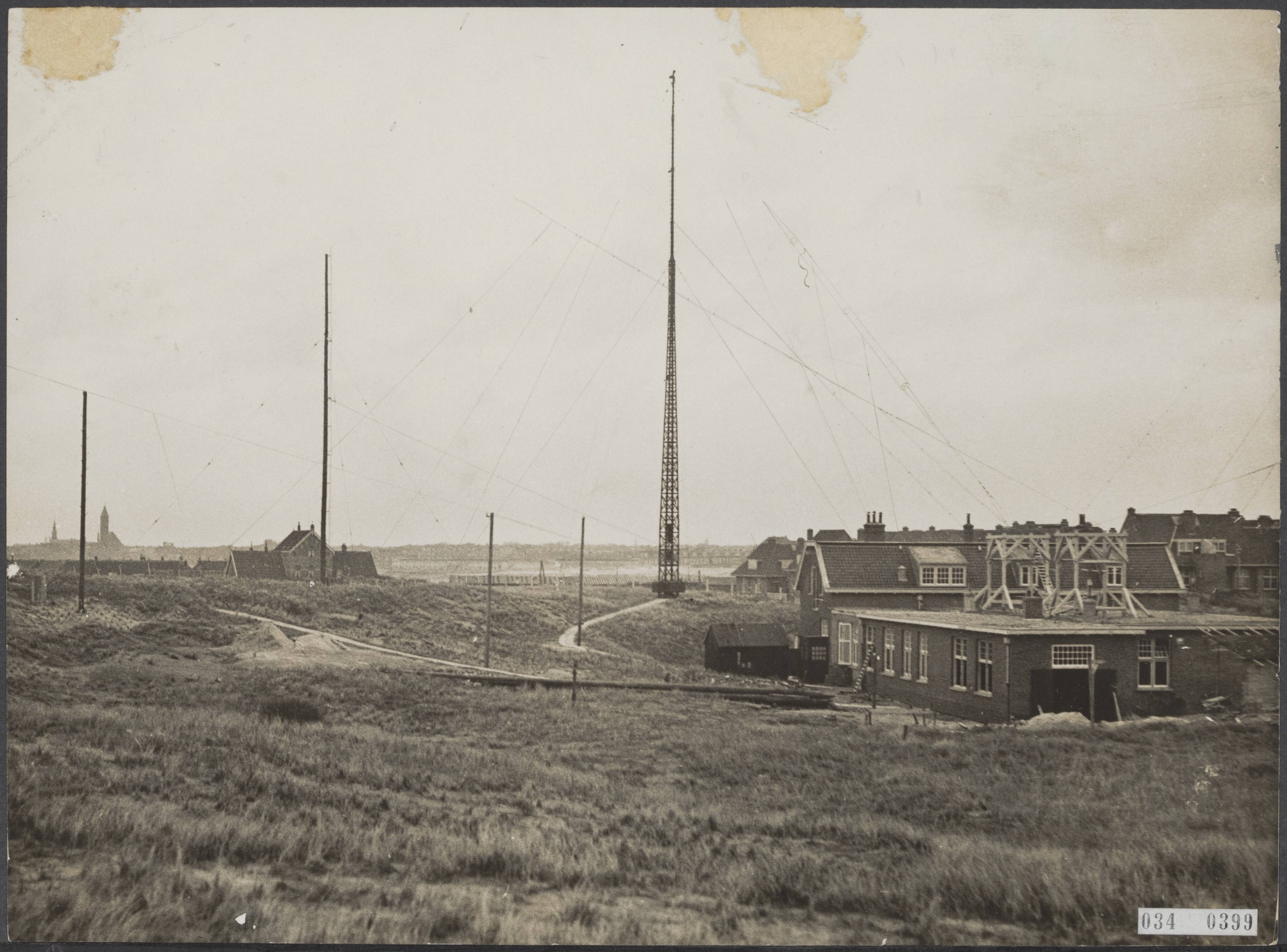 Fotocollectie Elsevier Binnenland — Radio-kuststation Scheveningen Radio, met op de voorgrond gebouw met kleine kortegolf zender — Foto: N.V. Polygoon. Licentie: Set B: Rechtenvrij / Publiek Domein. Bron: Nationaal Archief. http://hdl.handle.net/10648/ade7b9da-d0b4-102d-bcf8-003048976d84