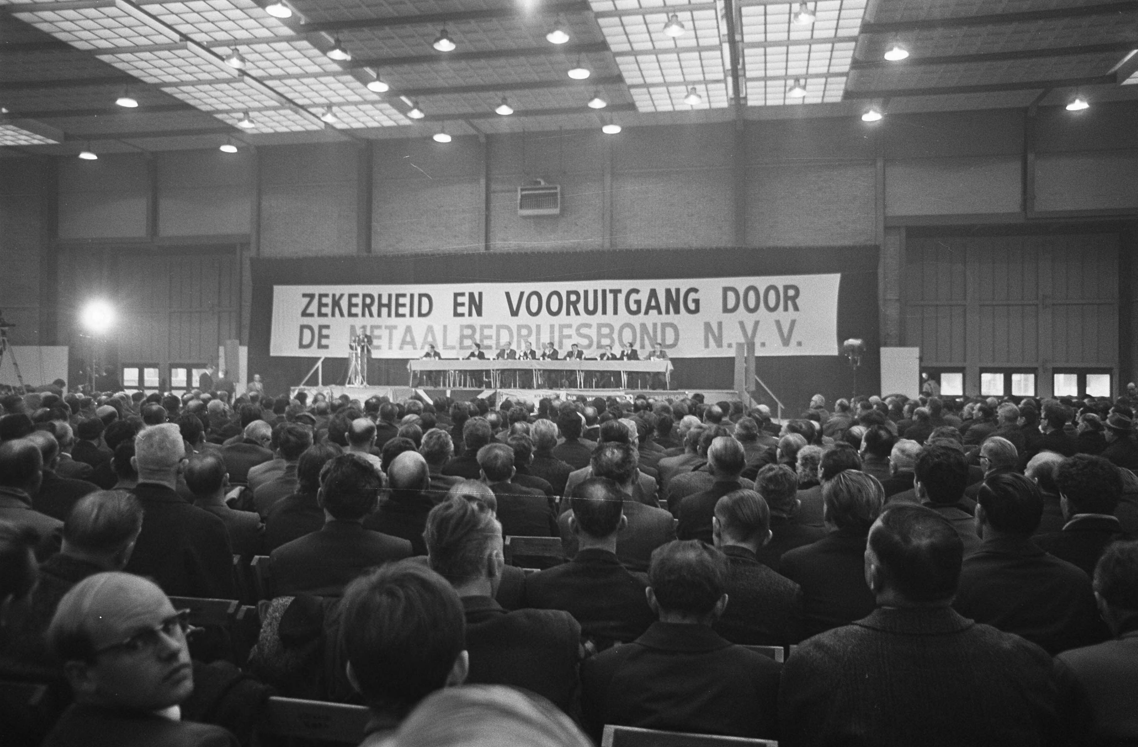 Fotocollectie Anefo — Metaalarbeiders van het NVV bijeen in Utrecht i.v.m. nieuwe CAO overzicht — Foto: Nijs, Jac. de / Anefo. Licentie: Set B: Rechtenvrij / Publiek Domein. Bron: Nationaal Archief. http://hdl.handle.net/10648/ab5737b8-d0b4-102d-bcf8-003048976d84