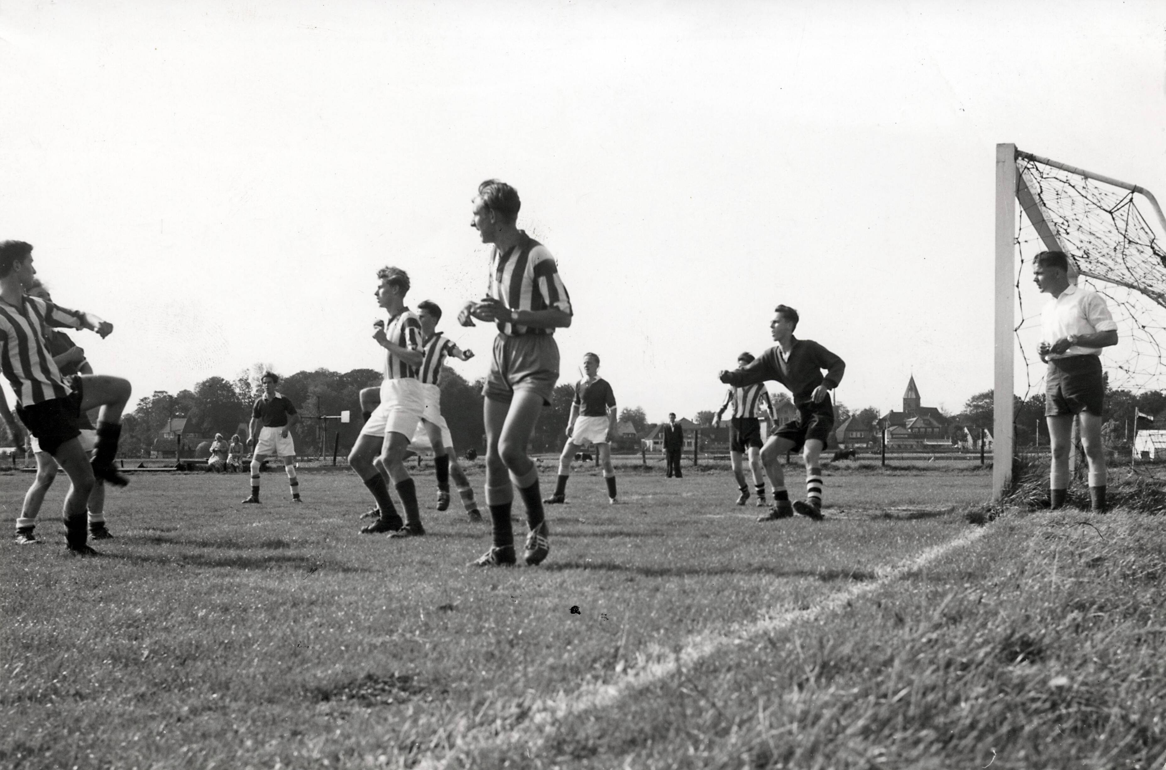 Sportactiviteiten personeel Drukkerij N.V. De Spaarnestad / Voetbal, o.a. F.C. Panorama — [Serie bedrijfsvoetbal Spaarnestad] geen bijschrift [spelmoment] — Foto: Fotograaf Onbekend / Spaarnestad / Spaarnestad Photo (05887). Licentie: Set B: Rechtenvrij / Publiek Domein. Bron: Nationaal Archief. http://hdl.handle.net/10648/35429da6-3f14-a382-e063-6df0900a6686